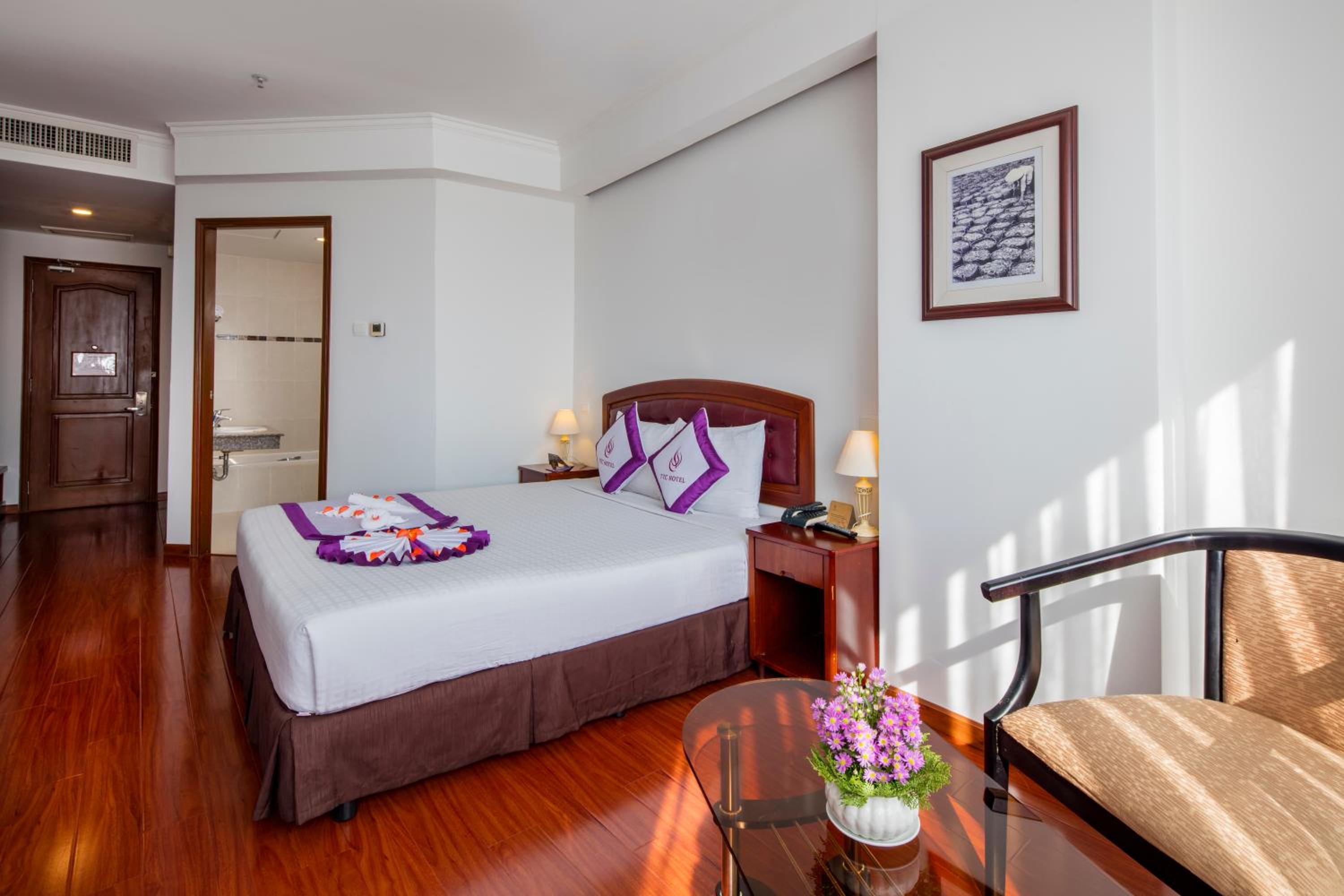 Deluxe King Room with Ocean View - Photo 7