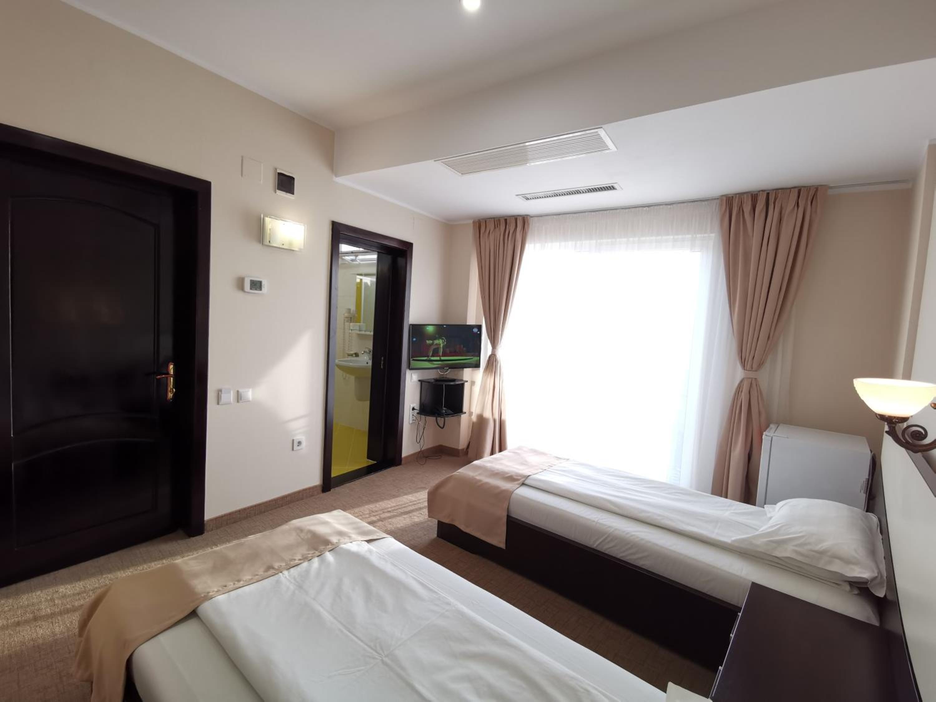 Twin Room - Photo 3