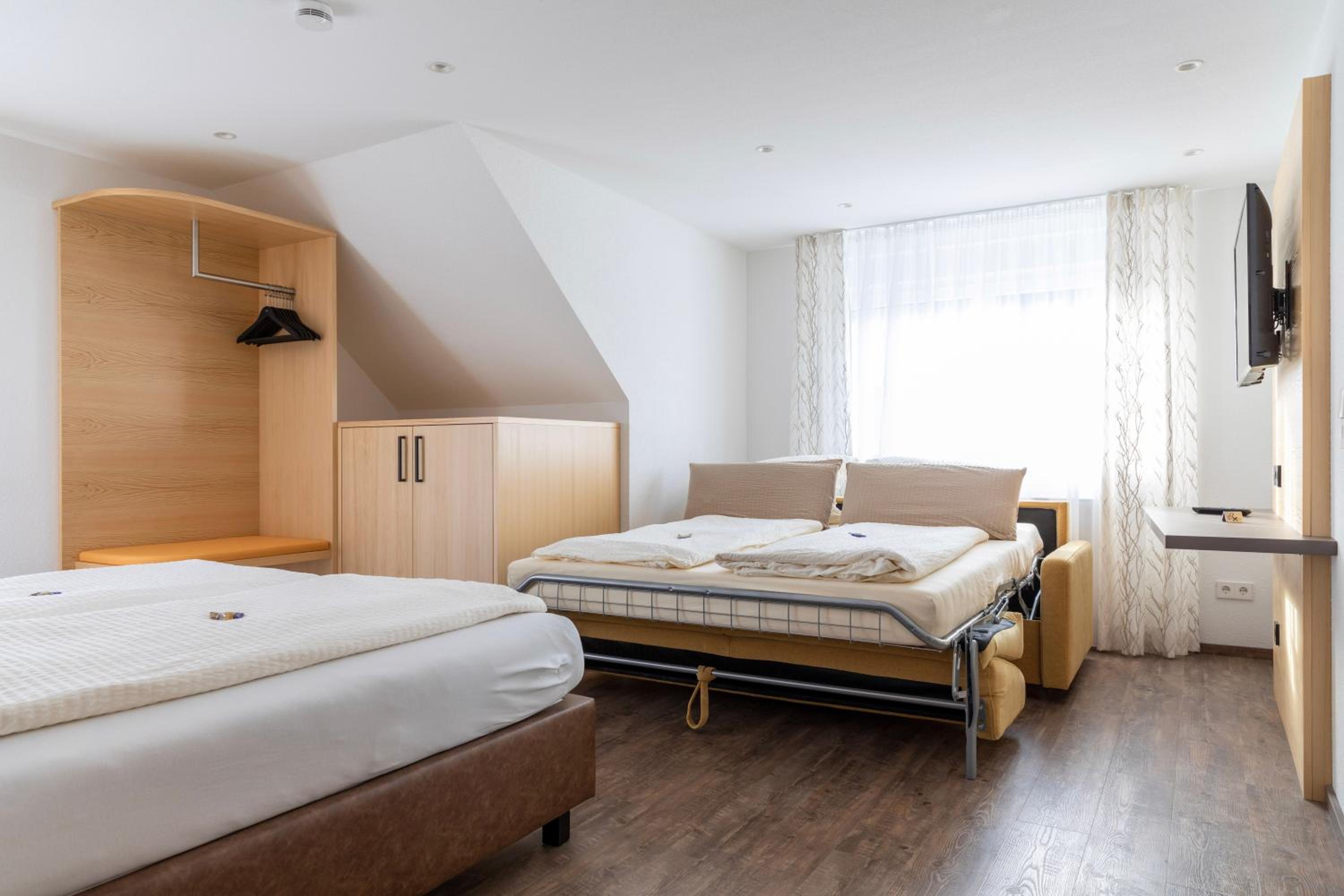 Deluxe Double Room with Sofa Bed and Balcony photo 3