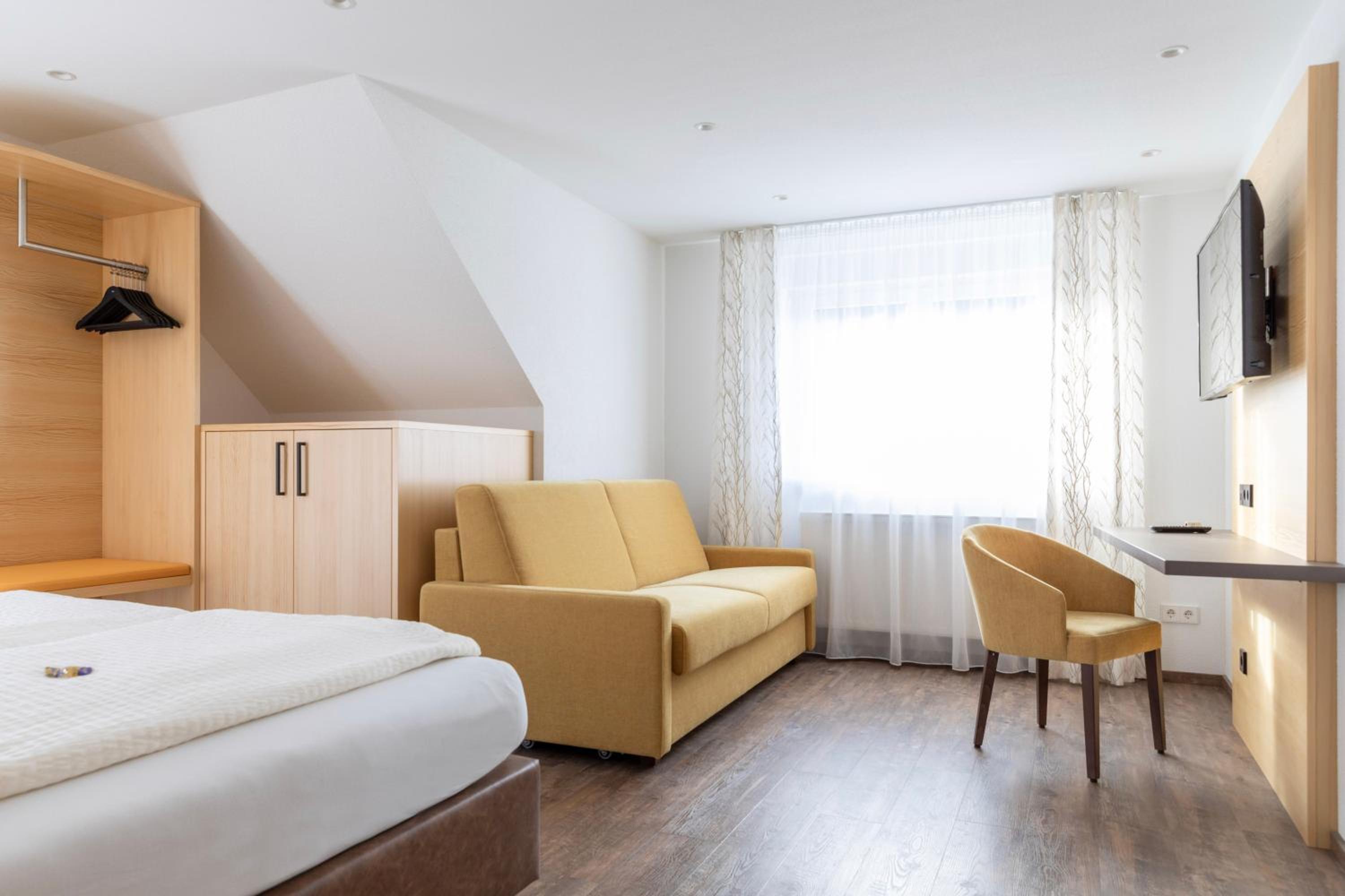 Deluxe Double Room with Sofa Bed and Balcony photo 2