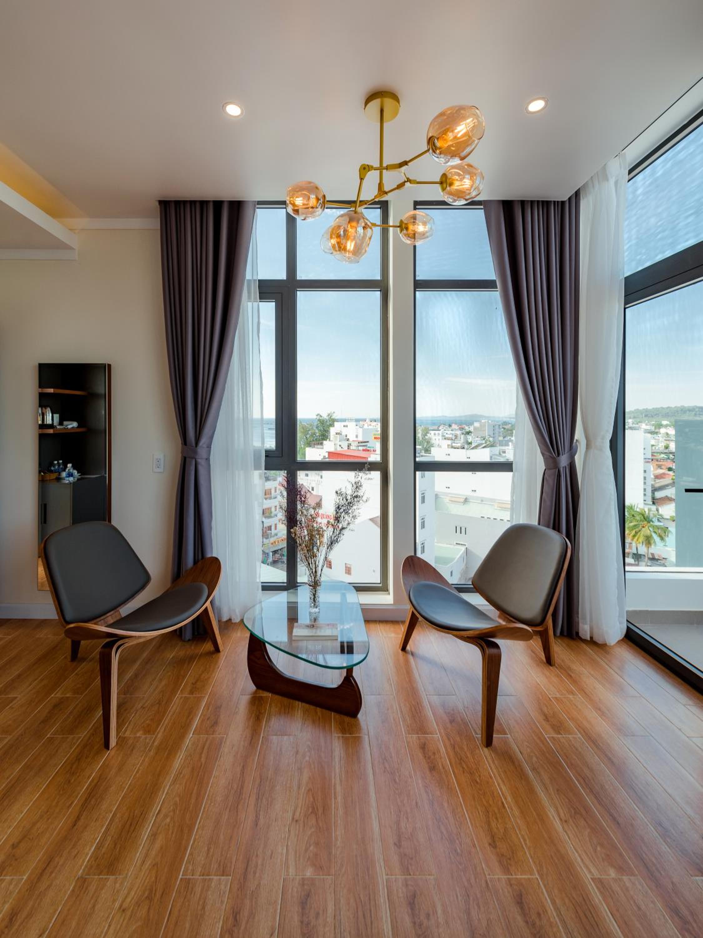 Executive Suite - Photo 13