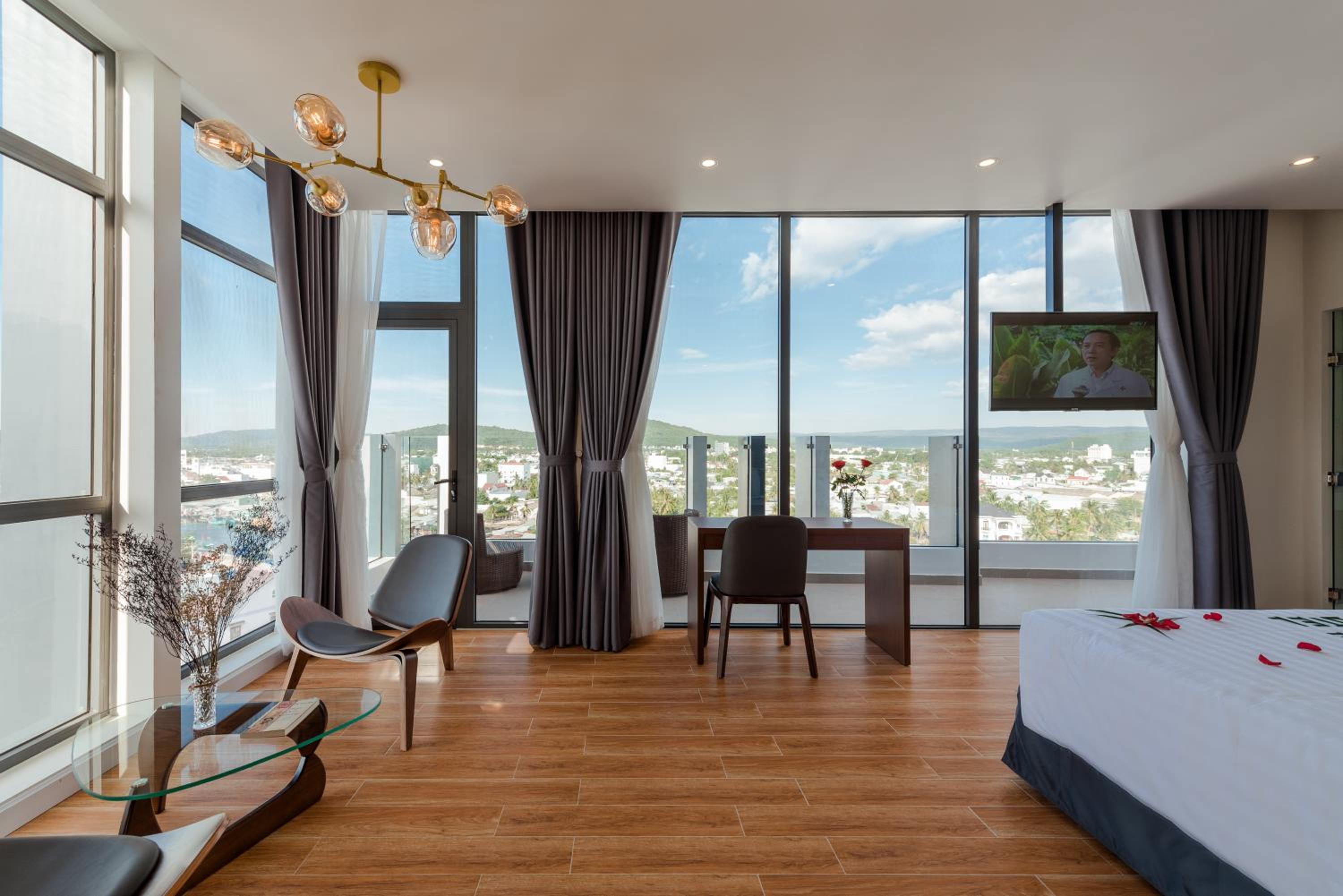 Executive Suite - Photo 8