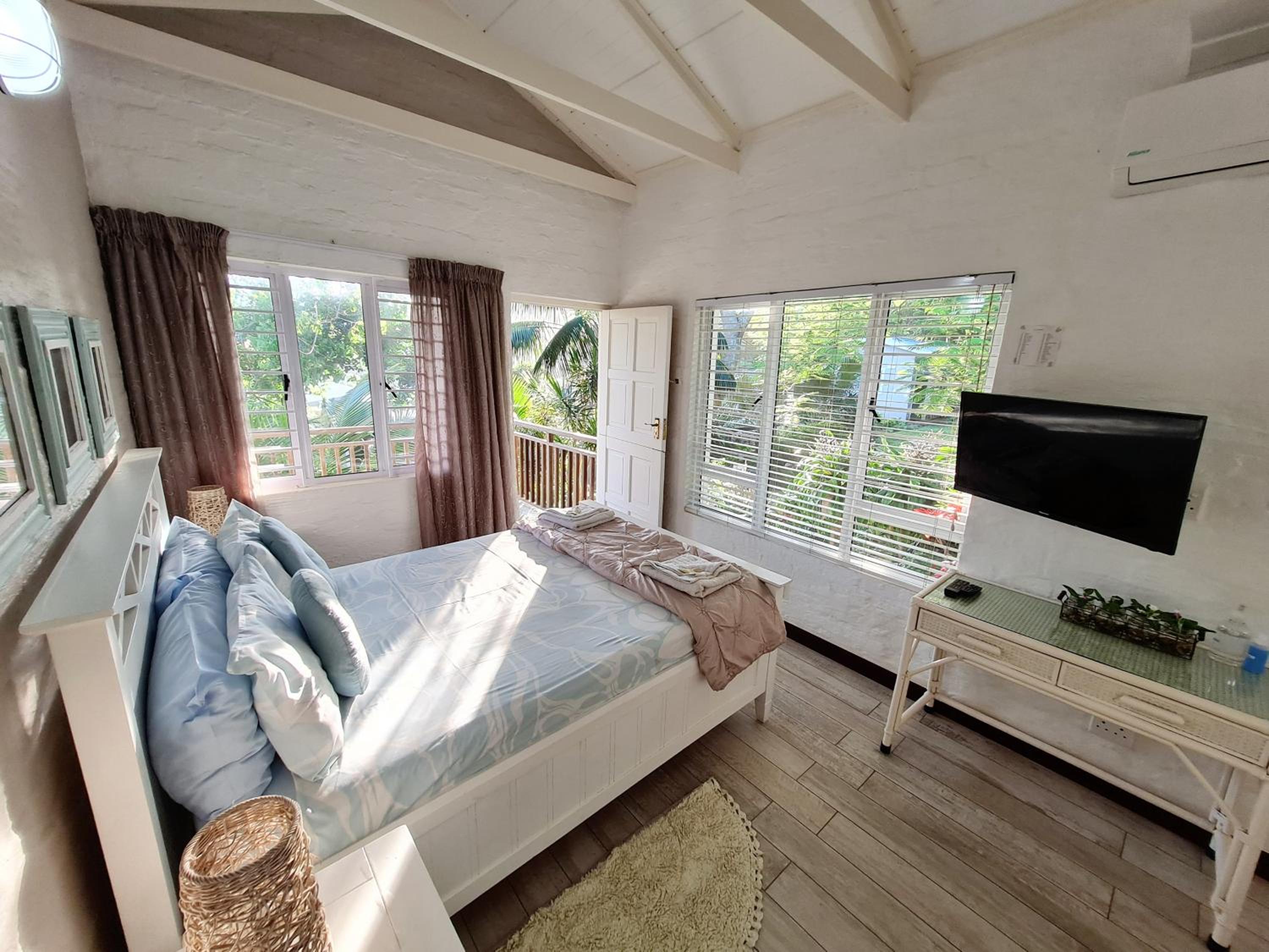 Tree Tops Unit 2 with Balcony and Garden View photo 2