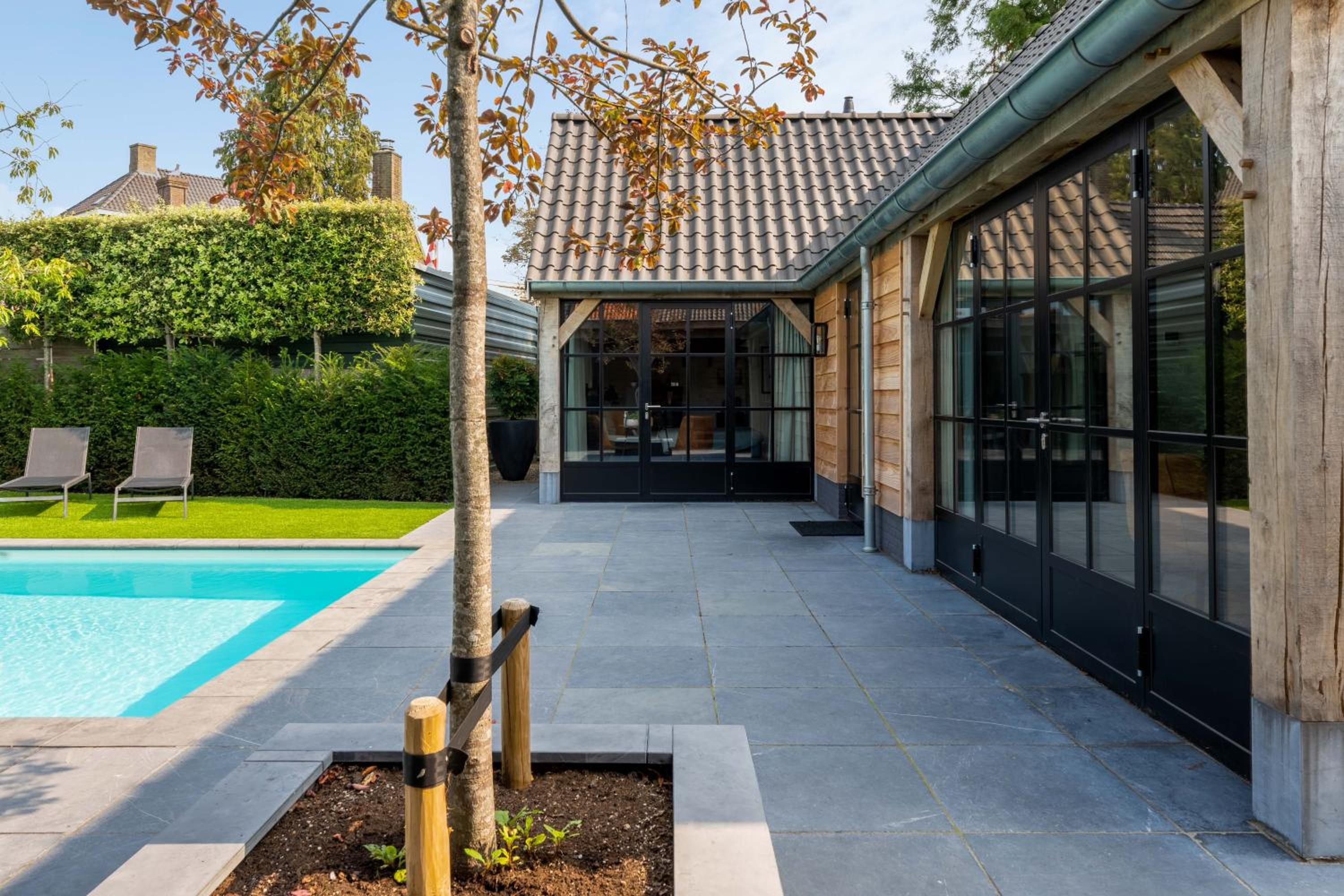 King Room with Pool View - Photo 8