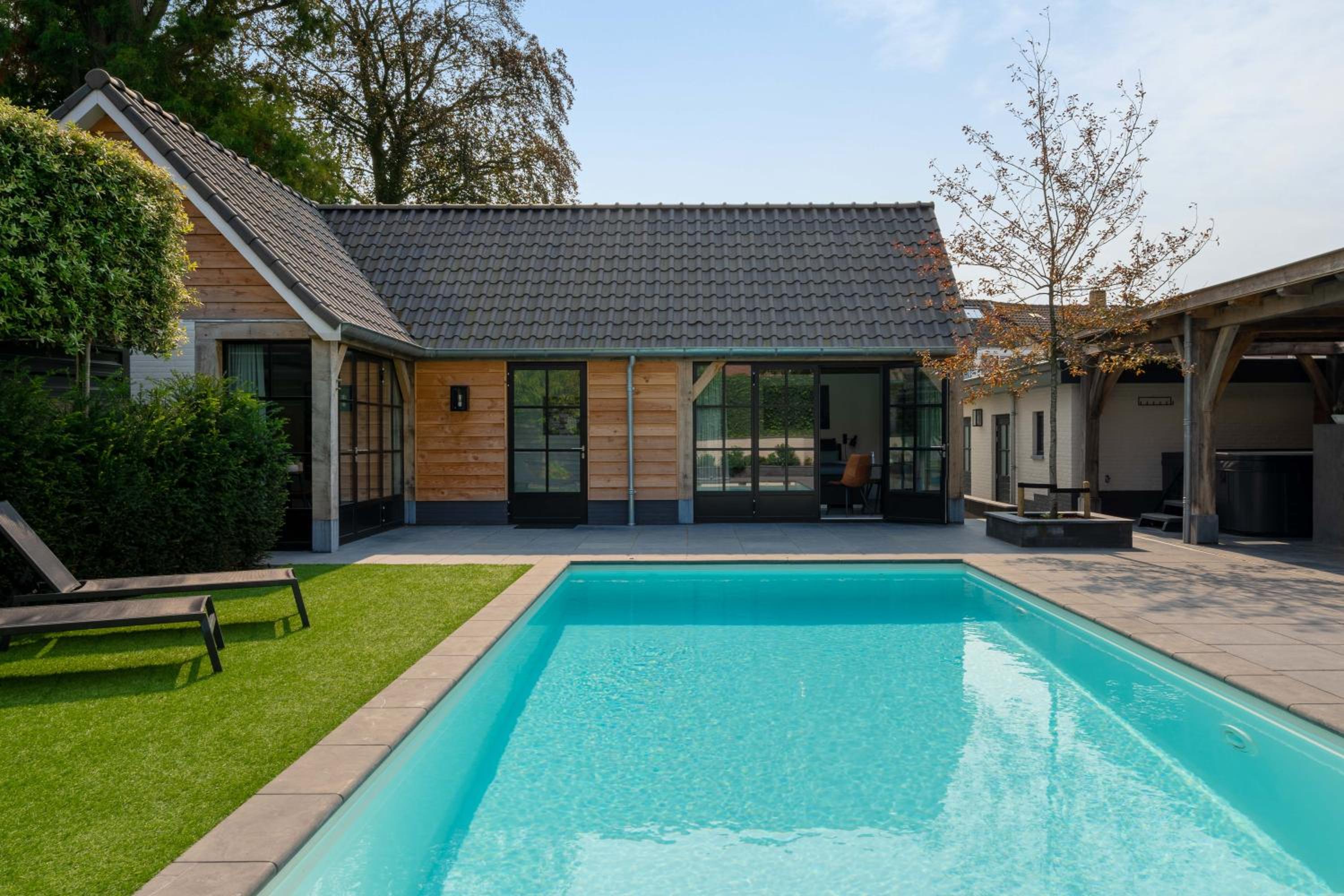 King Room with Pool View - Photo 9