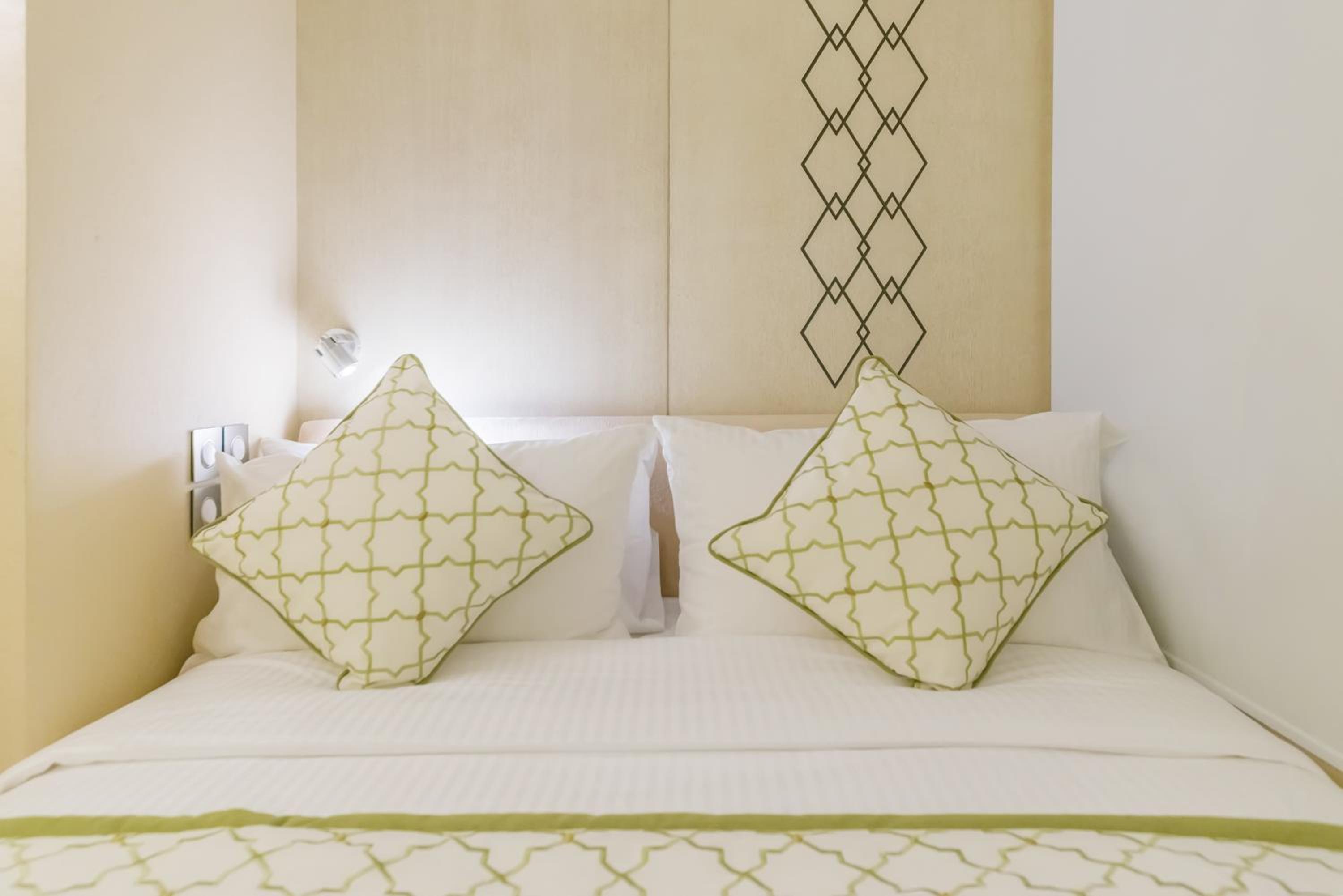 Standard Queen Room photo 2