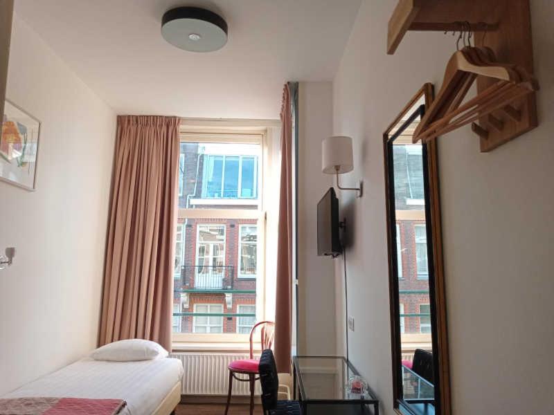 Single Room with Shared Shower and Toilet photo 1
