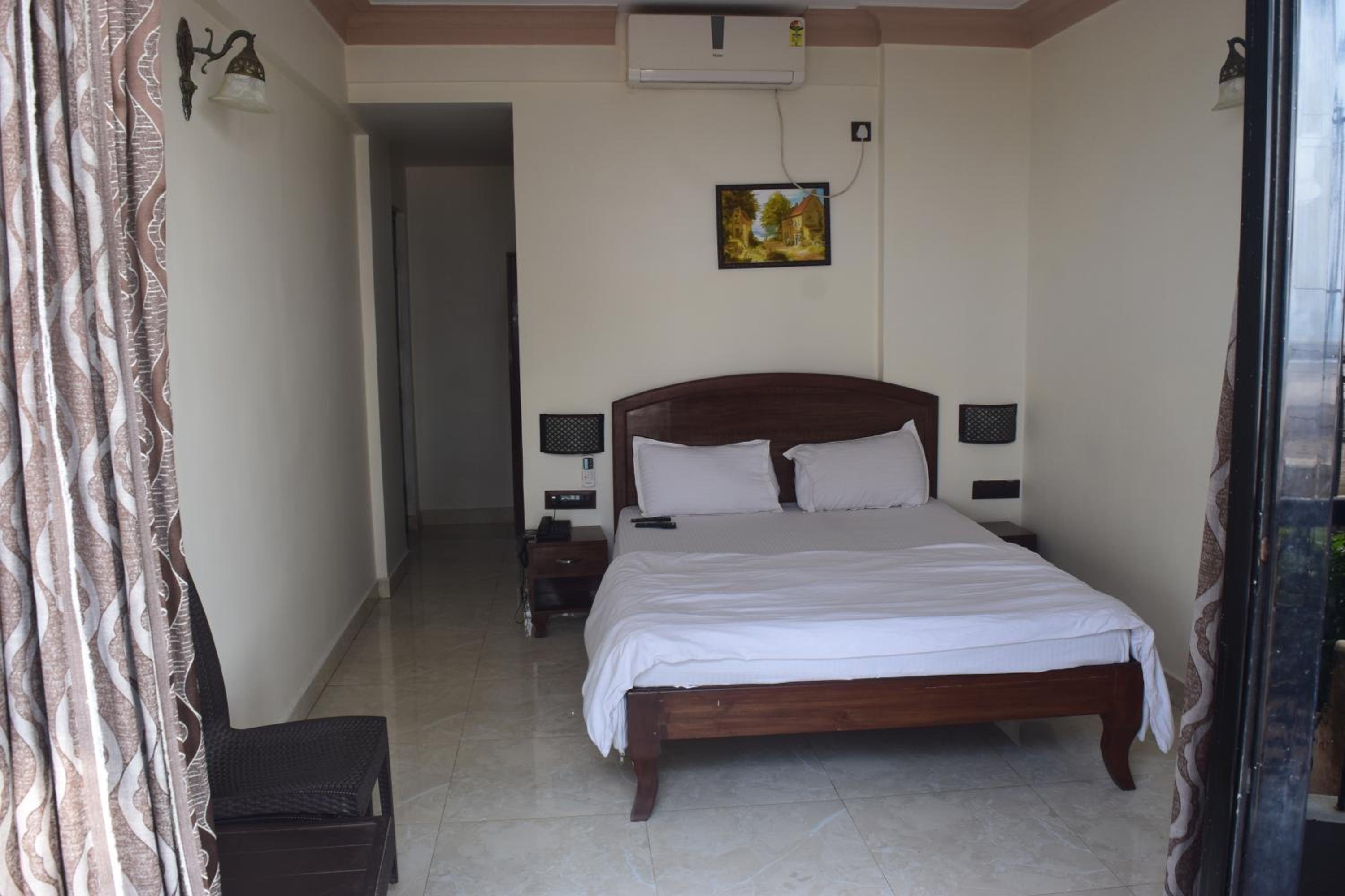 Deluxe Double Room (2 Adults + 1 Child)