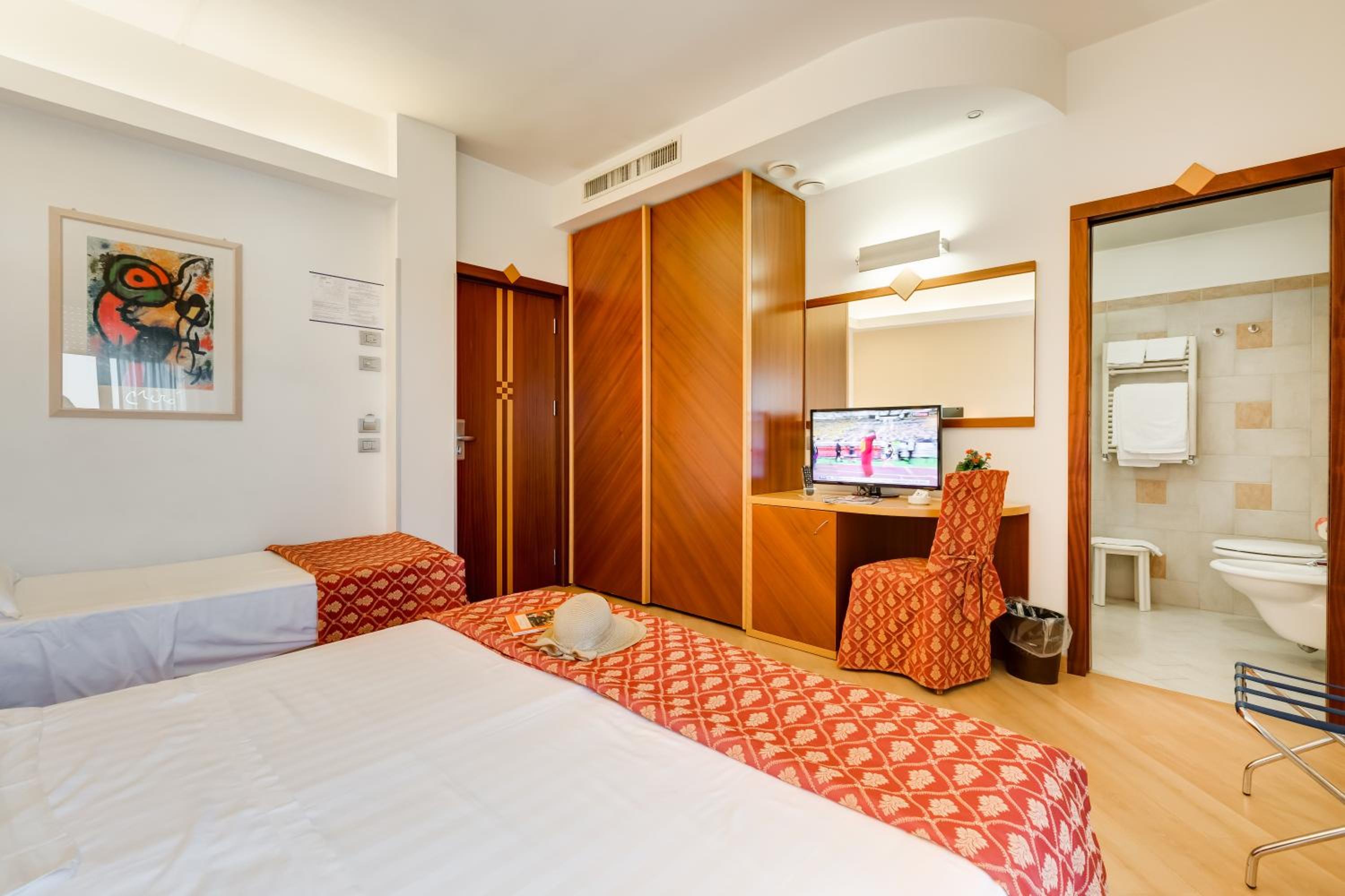 Superior Quadruple Room - Photo 4