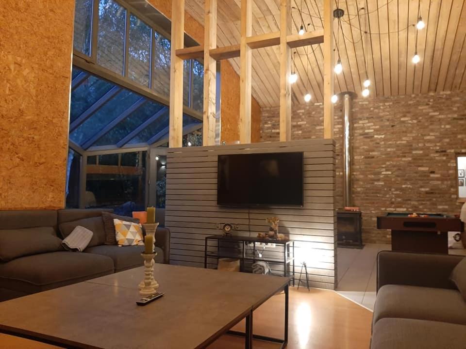 Six-Bedroom House photo 1