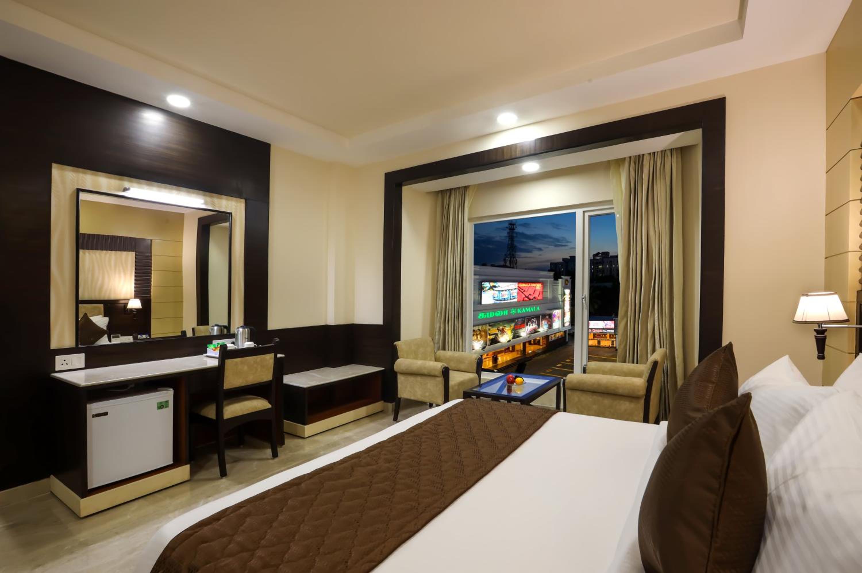Deluxe King Room - Photo 5