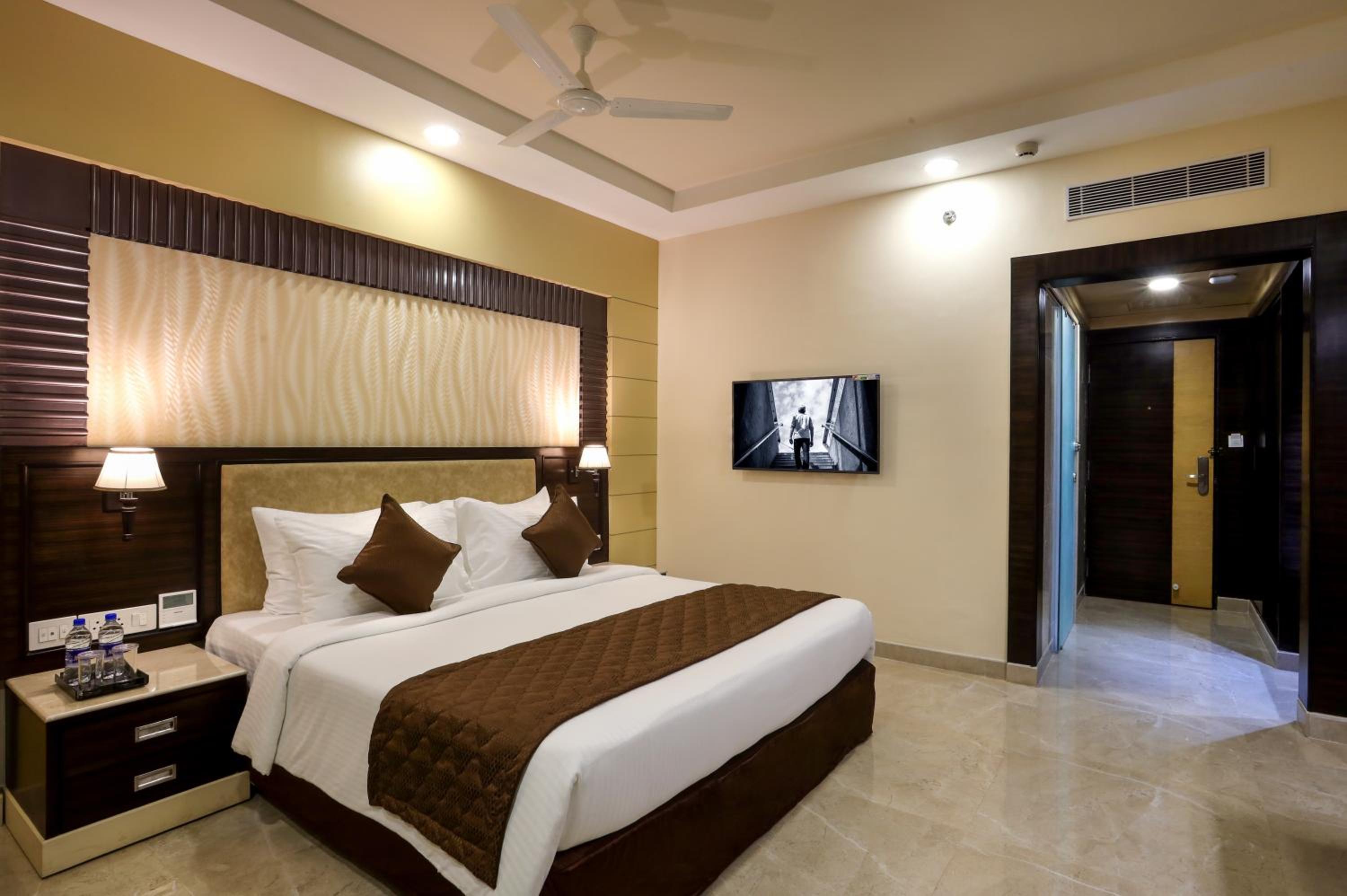 Deluxe King Room - Photo 6