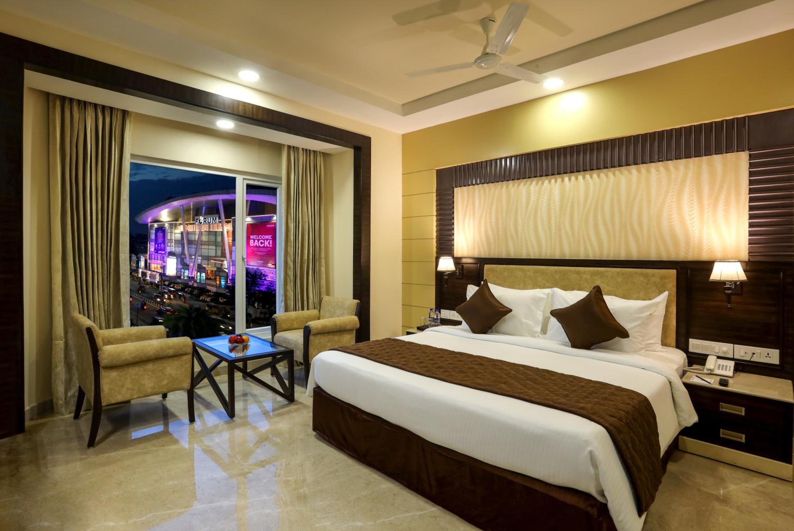 Deluxe King Room - Photo 7