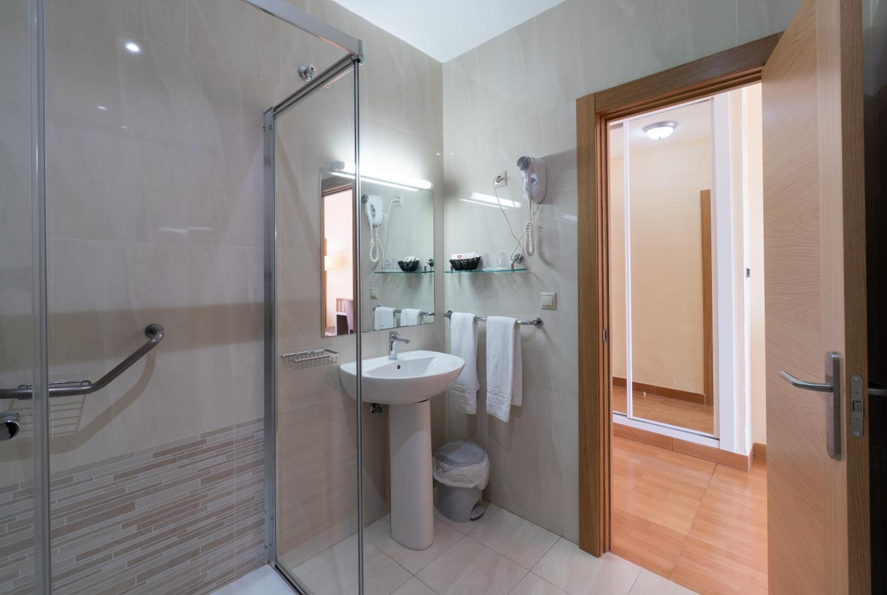 Double or Twin Room with City View - Photo 5