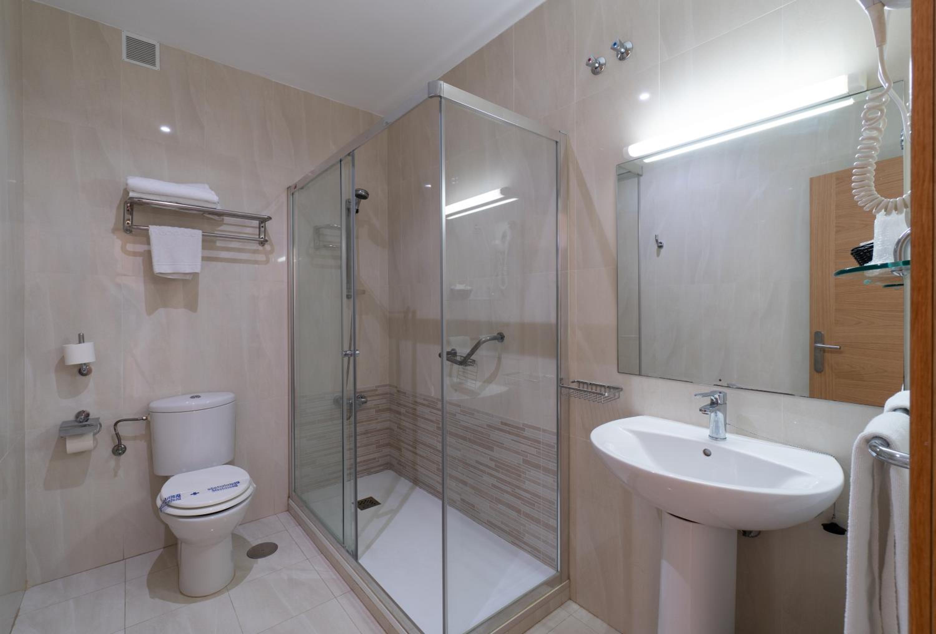 Double or Twin Room with City View - Photo 6