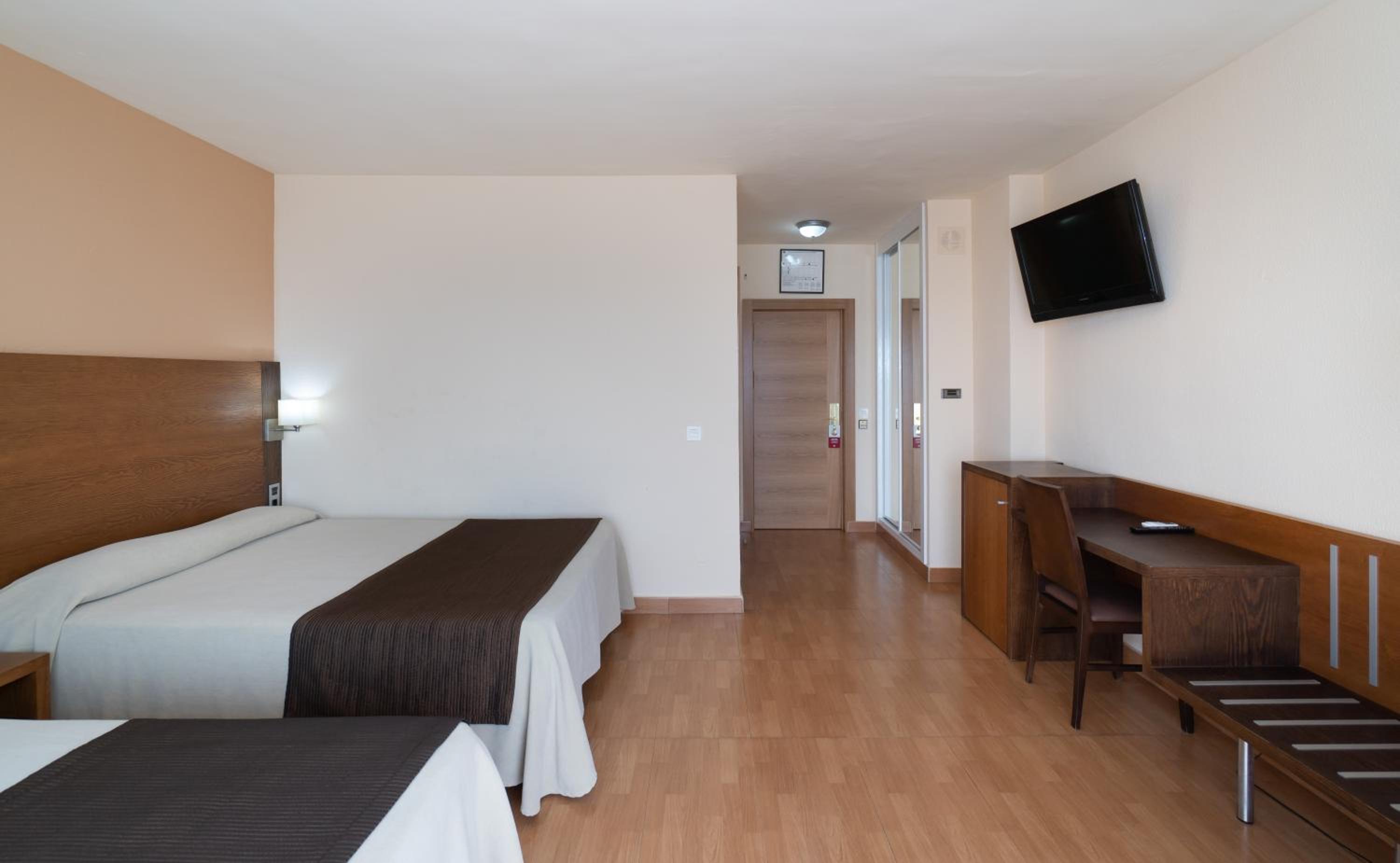 Habitación Triple con Vista a la Ciudad