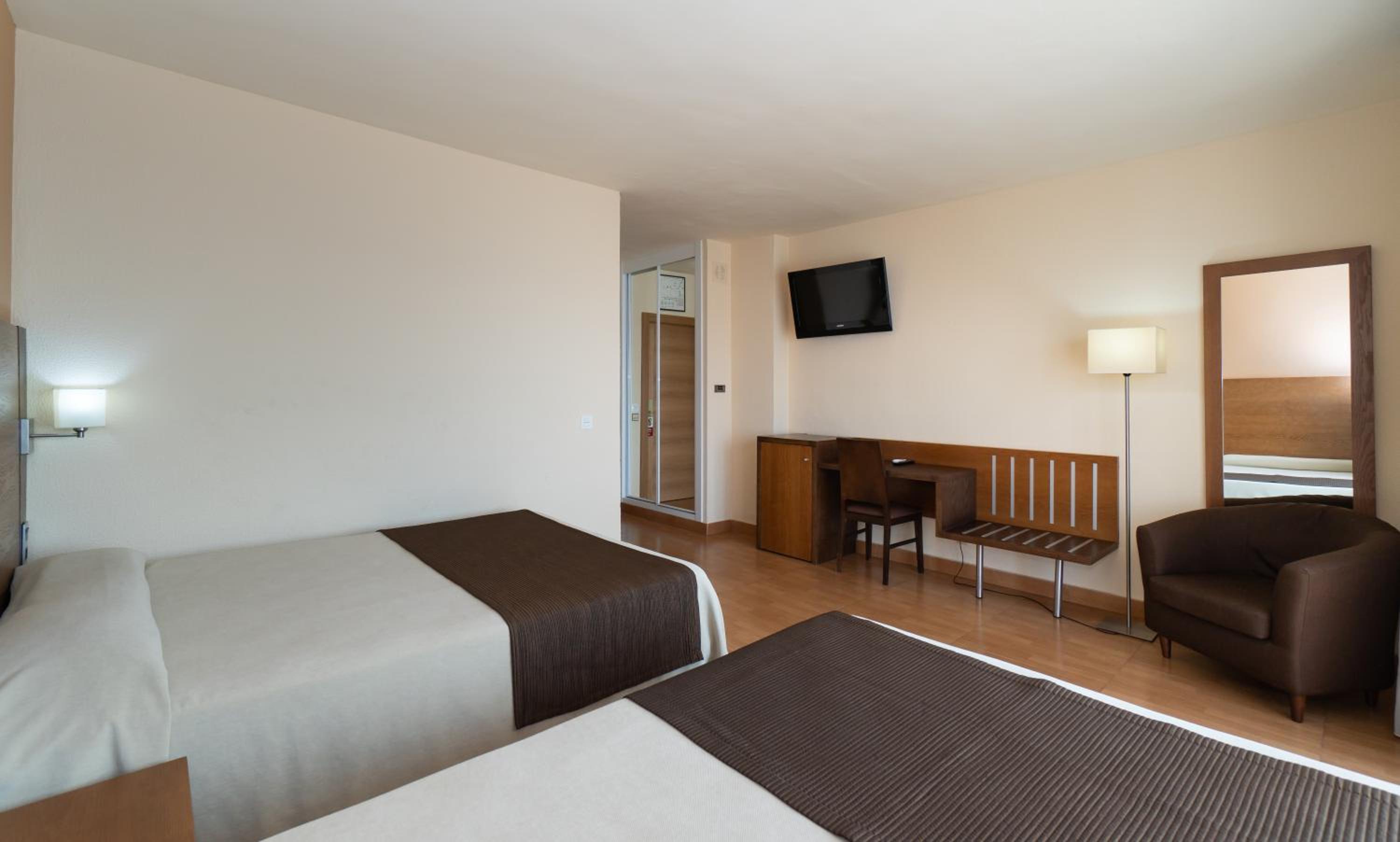 Habitación Cuádruple (2 Adultos + 2 Niños)