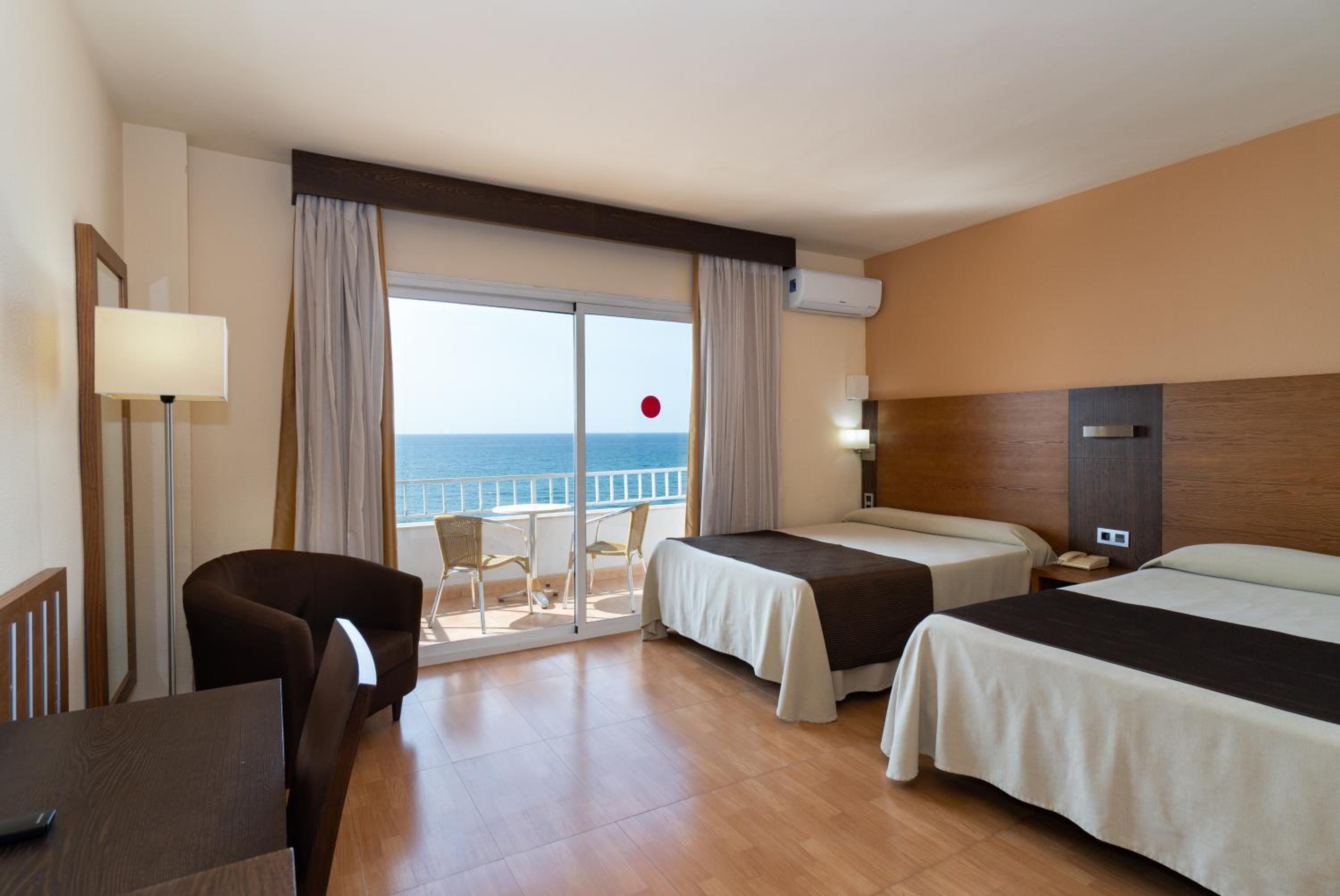 Quadruple Room (2 Adults + 2 Children) photo 3