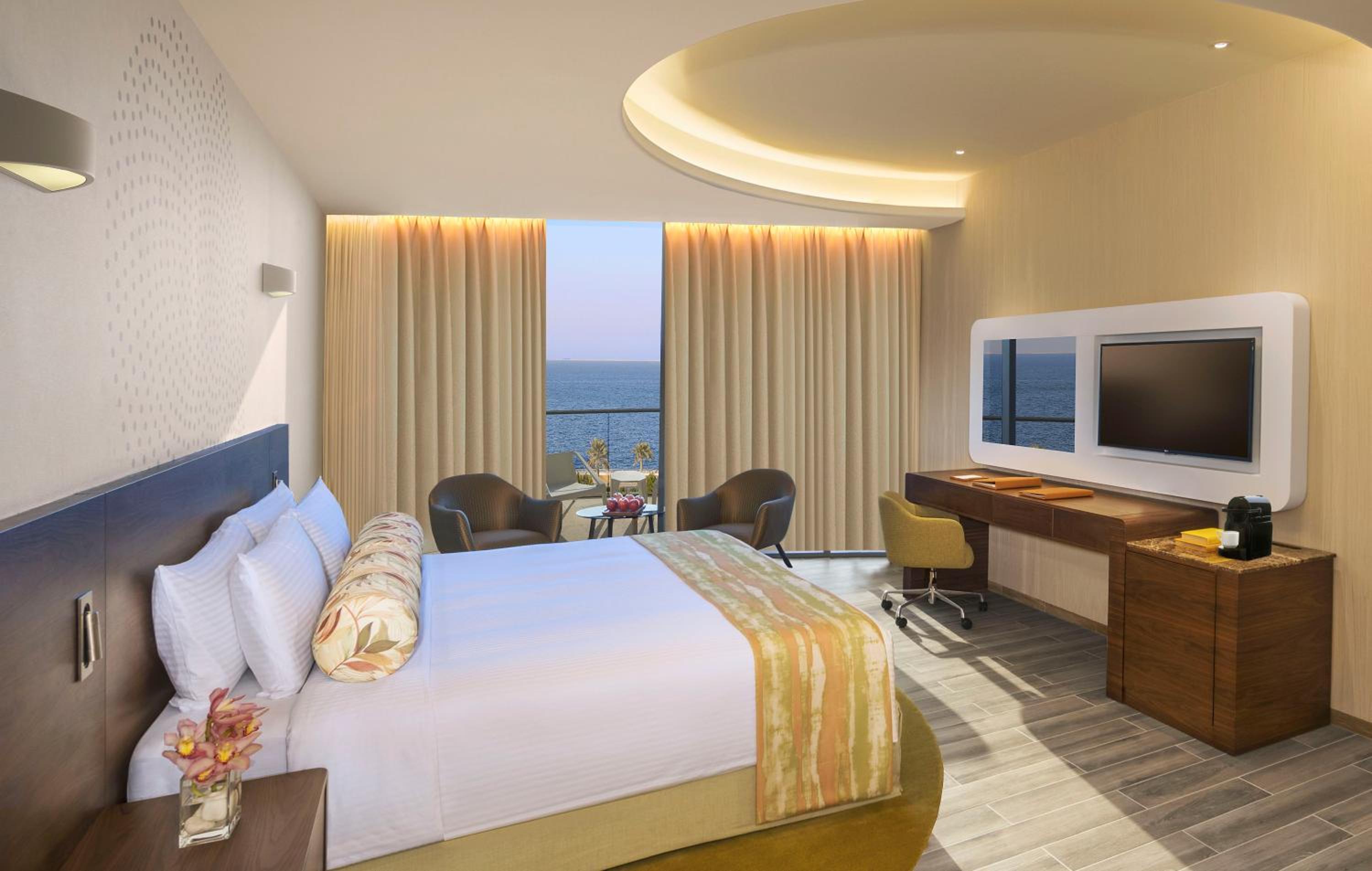 Deluxe One-Bedroom Suite with Balcony and Partial Sea View - Club Lounge Access thumbnail 5