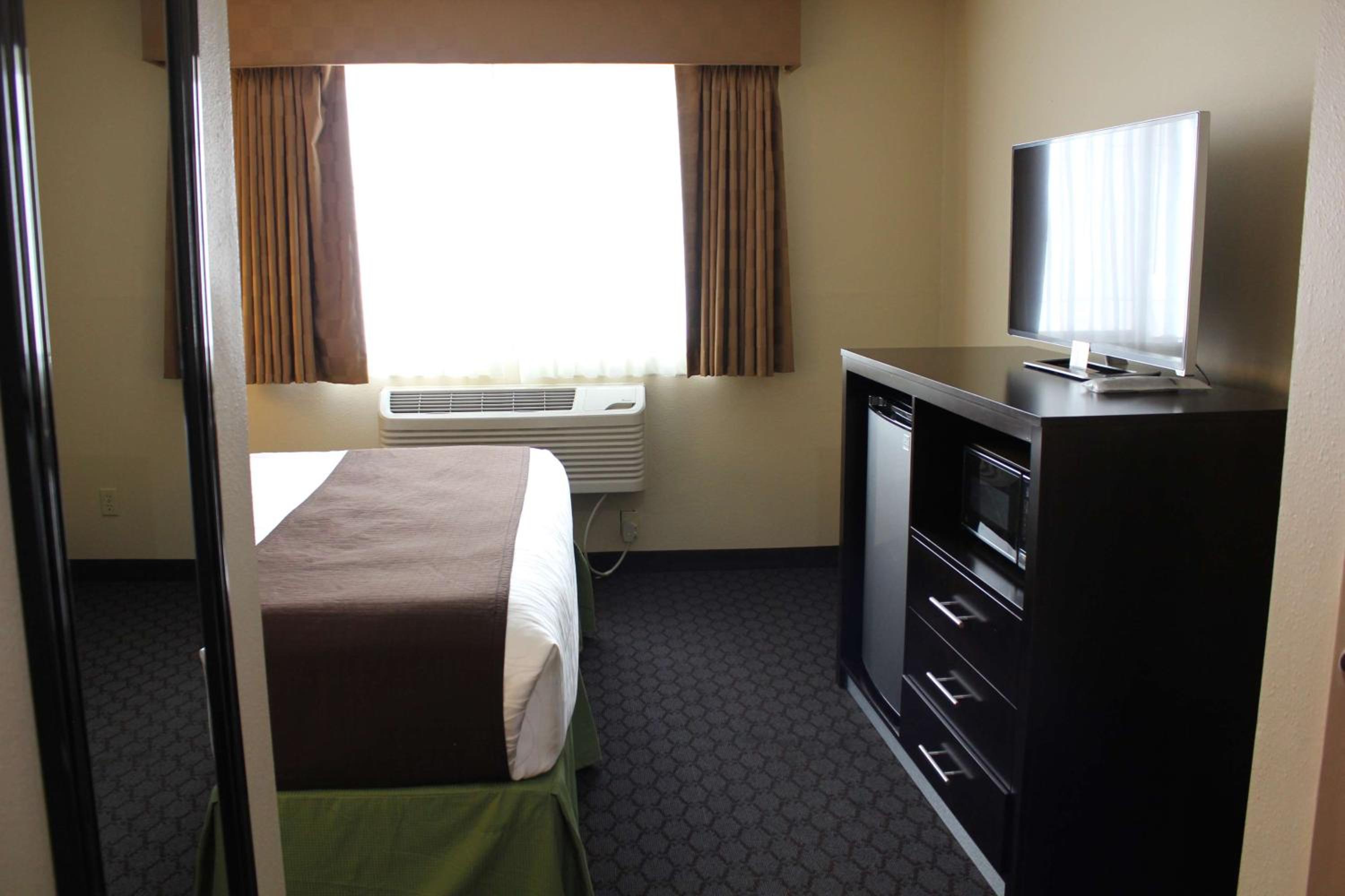 King Room - Non-Smoking - Photo 4
