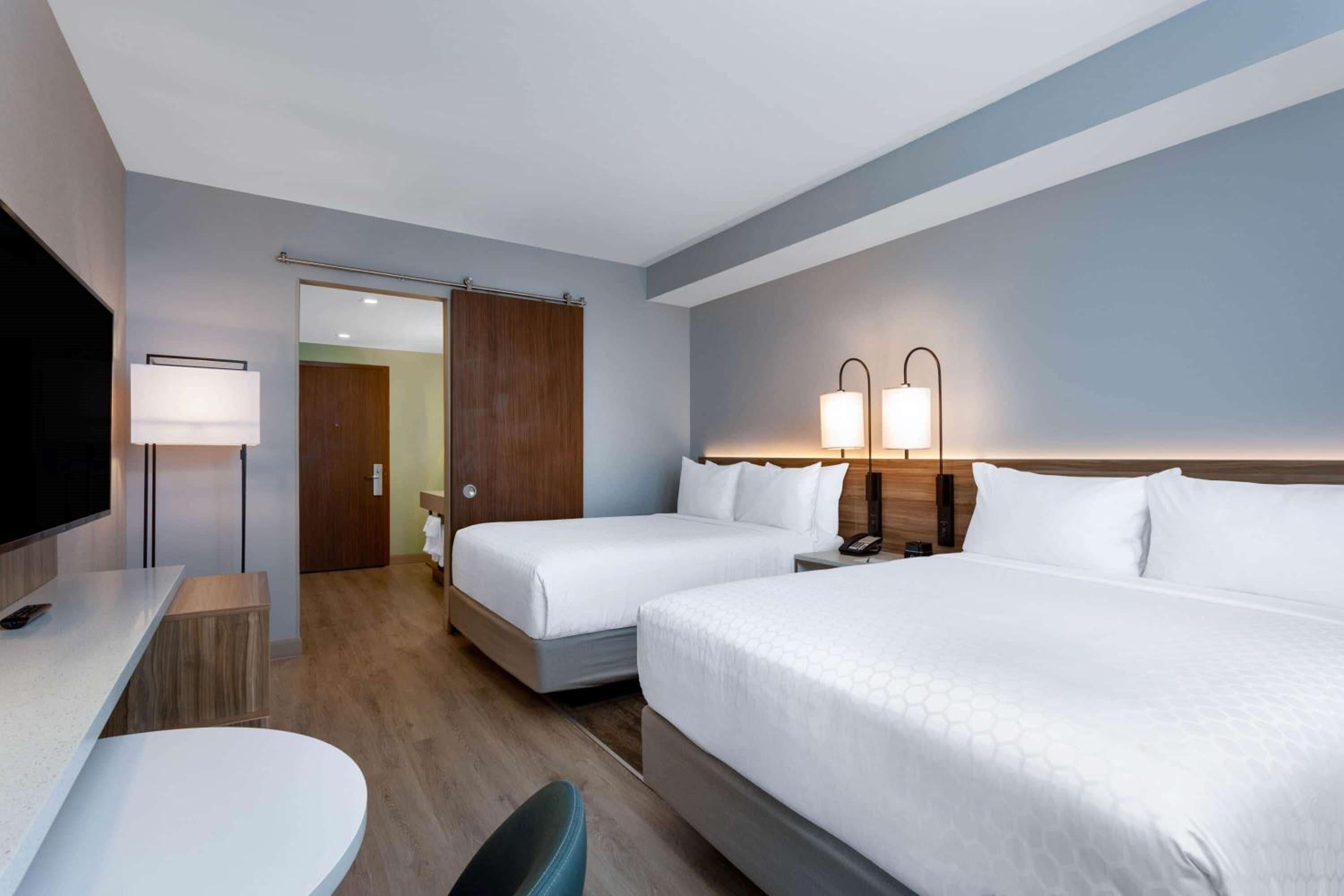 Queen Room with Two Queen Beds - Mobility/Hearing Accessible - Non-Smoking photo 3