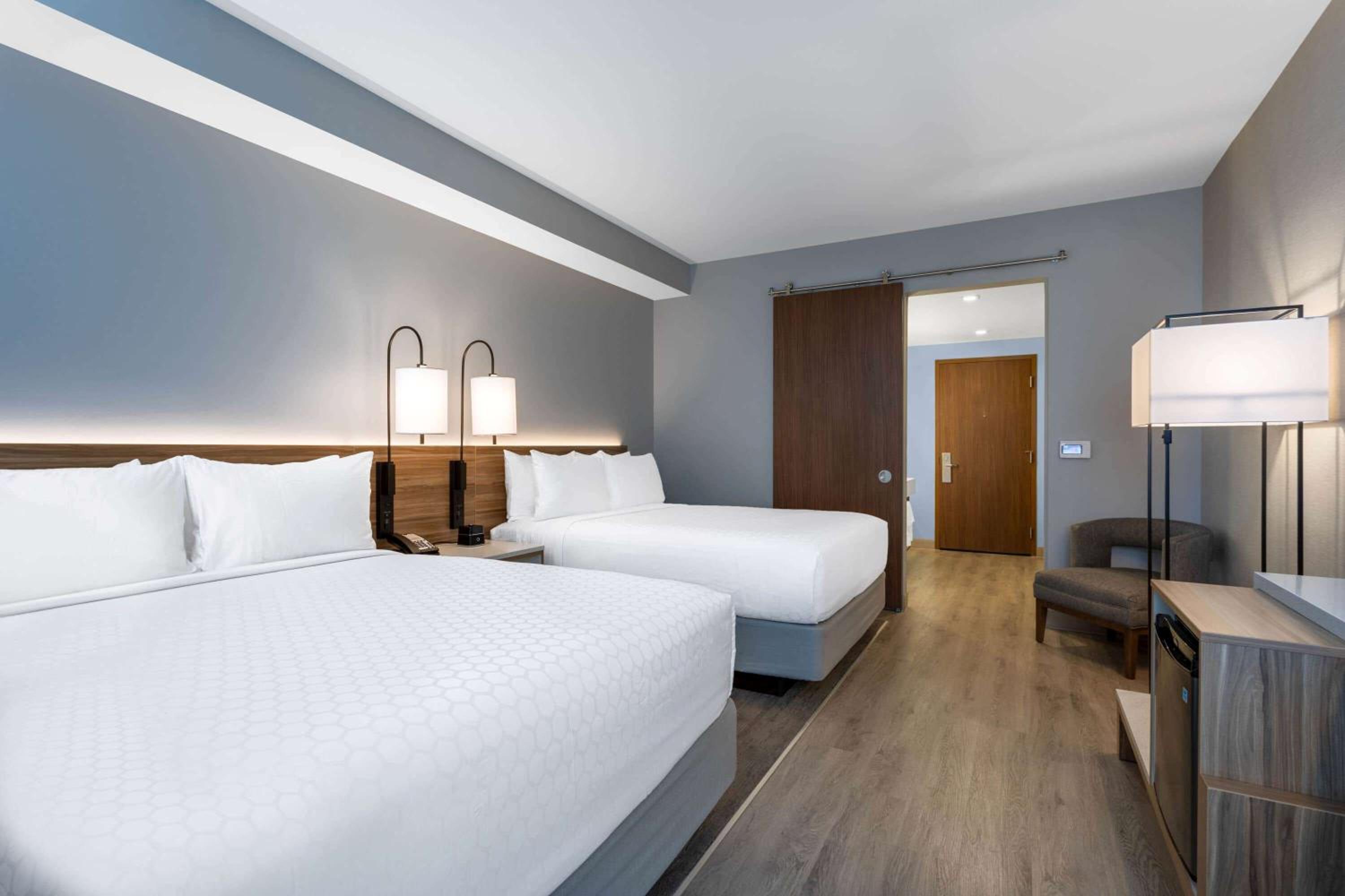 Queen Room with Two Queen Beds - Non-Smoking photo 3
