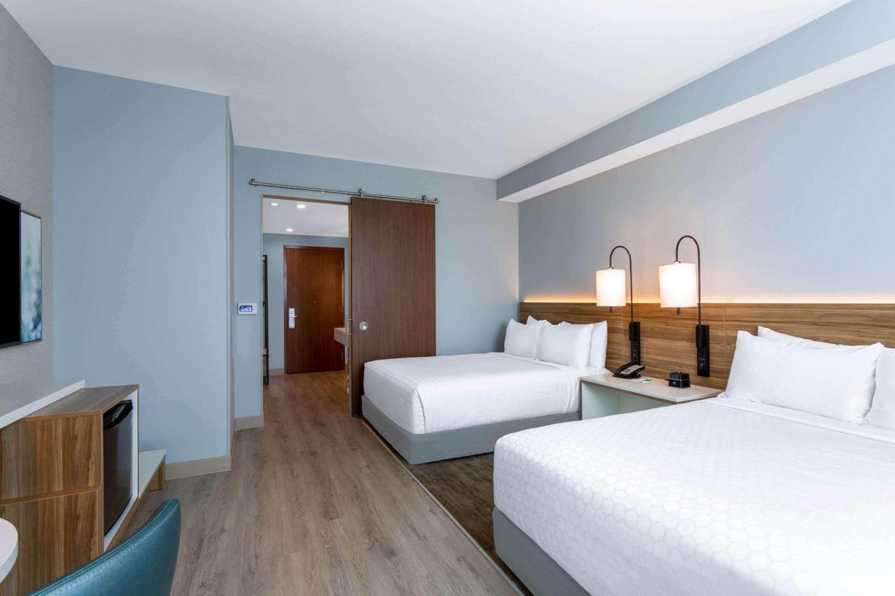 Queen Room with Two Queen Beds - Non-Smoking photo 2