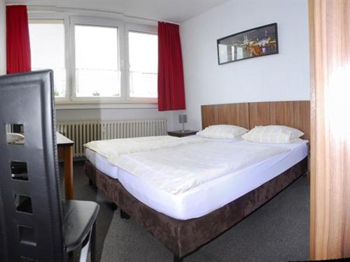 Double or Twin Room with Private Bathroom - Photo 2
