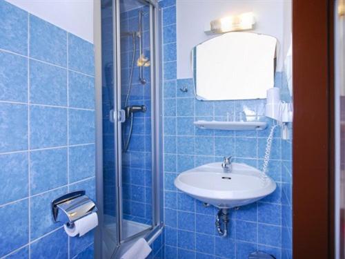 Double or Twin Room with Private Bathroom - Photo 3