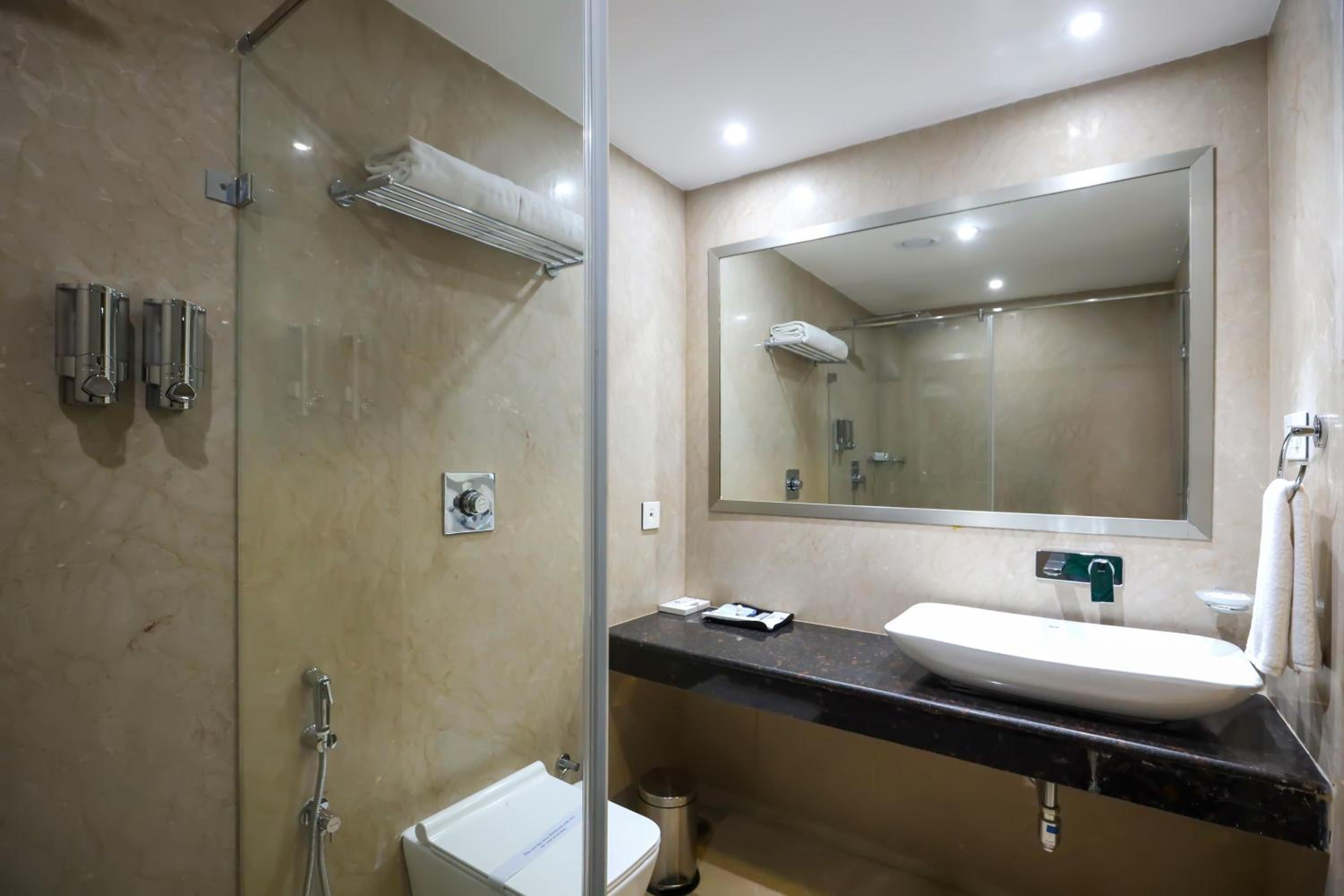 Deluxe King Room - Photo 3