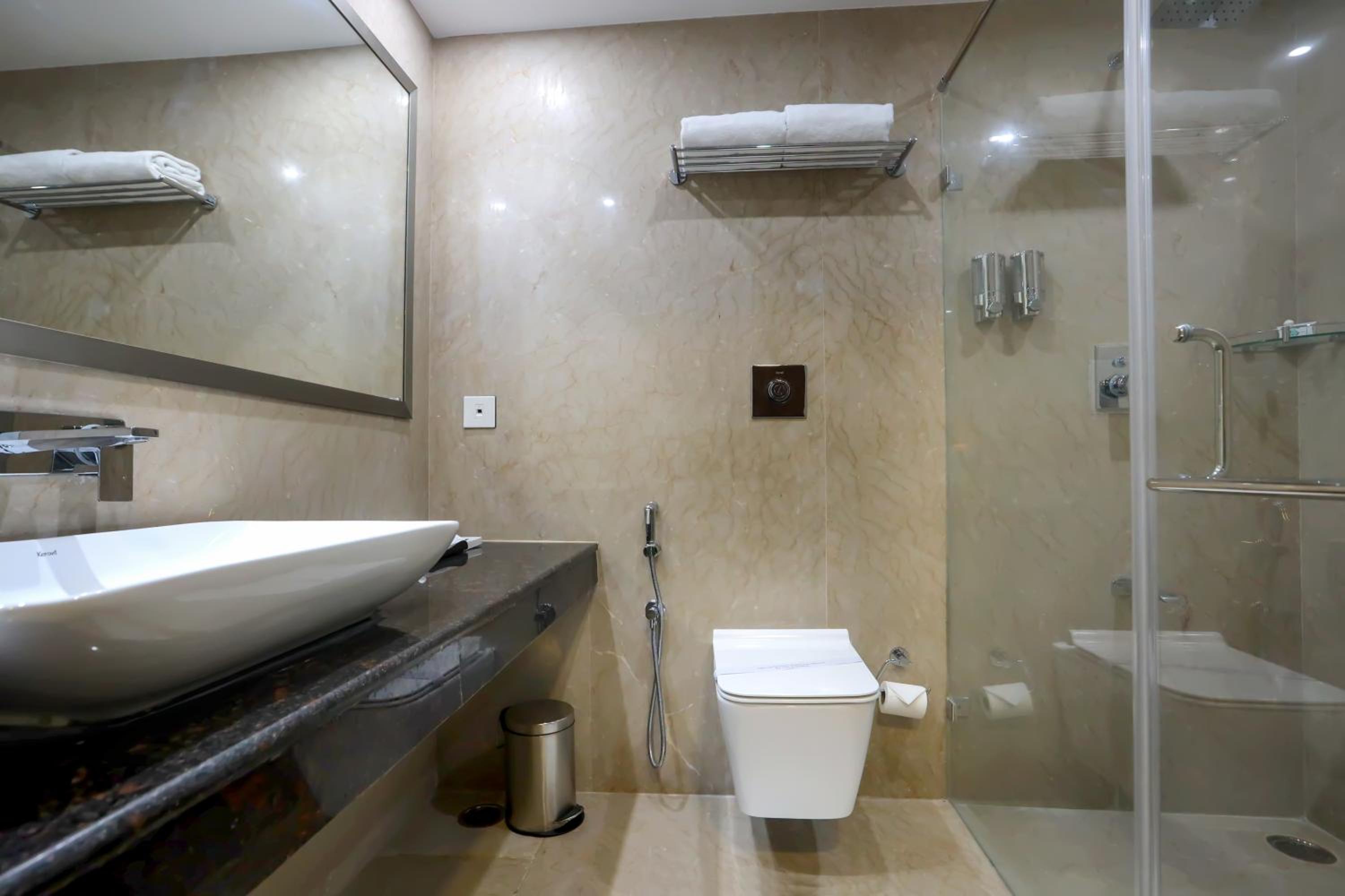 Deluxe King Room - Photo 8