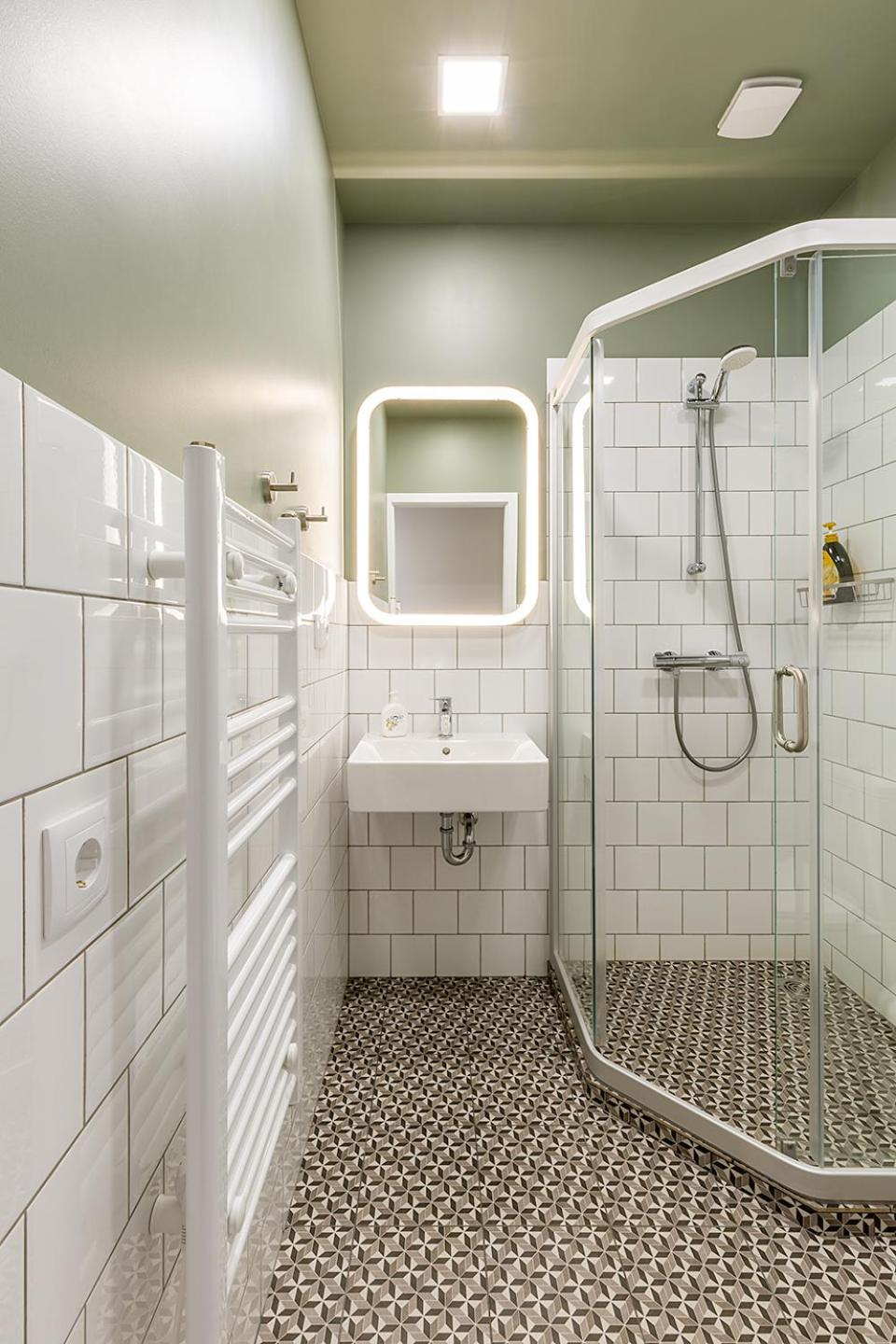 Double Room with Private Bathroom - Photo 10