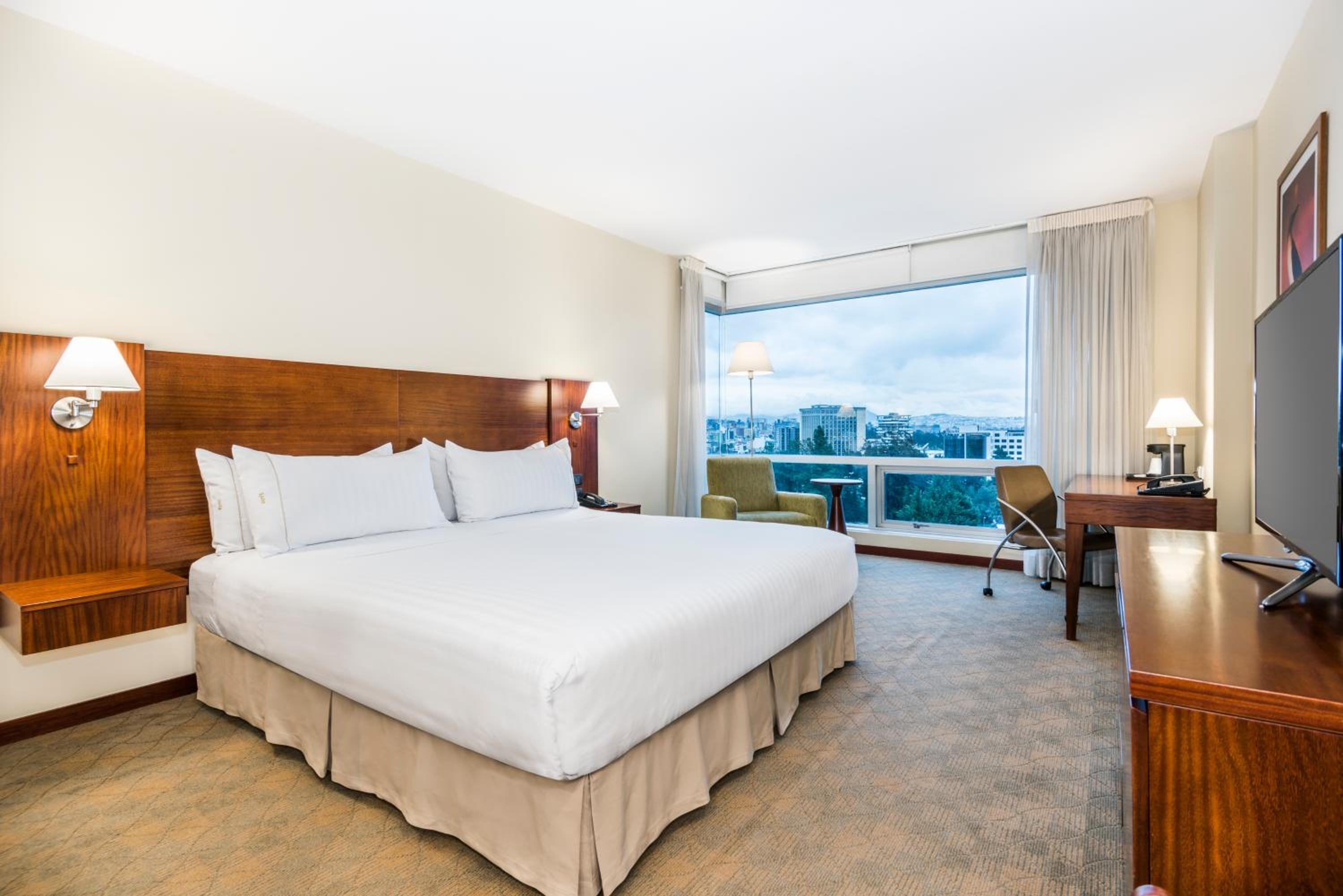Standard Room with Two Queen Beds - Photo 3