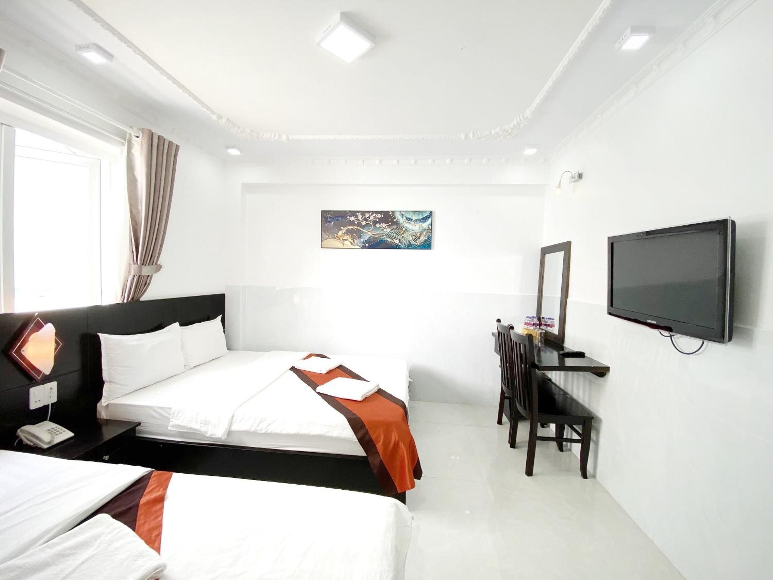Queen Room with Two Queen Beds photo 3