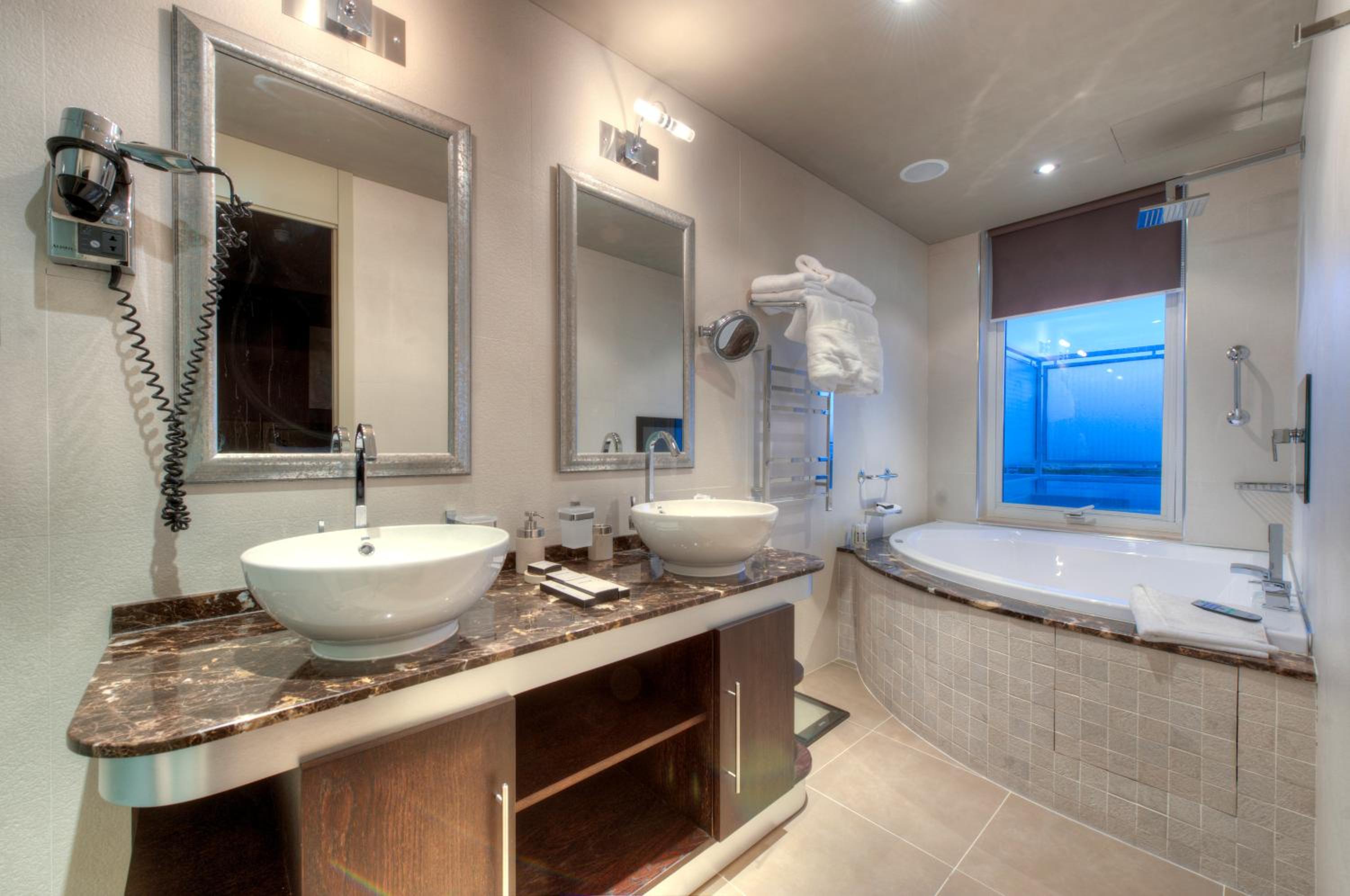 Four-Bedroom Penthouse Suite - Photo 4