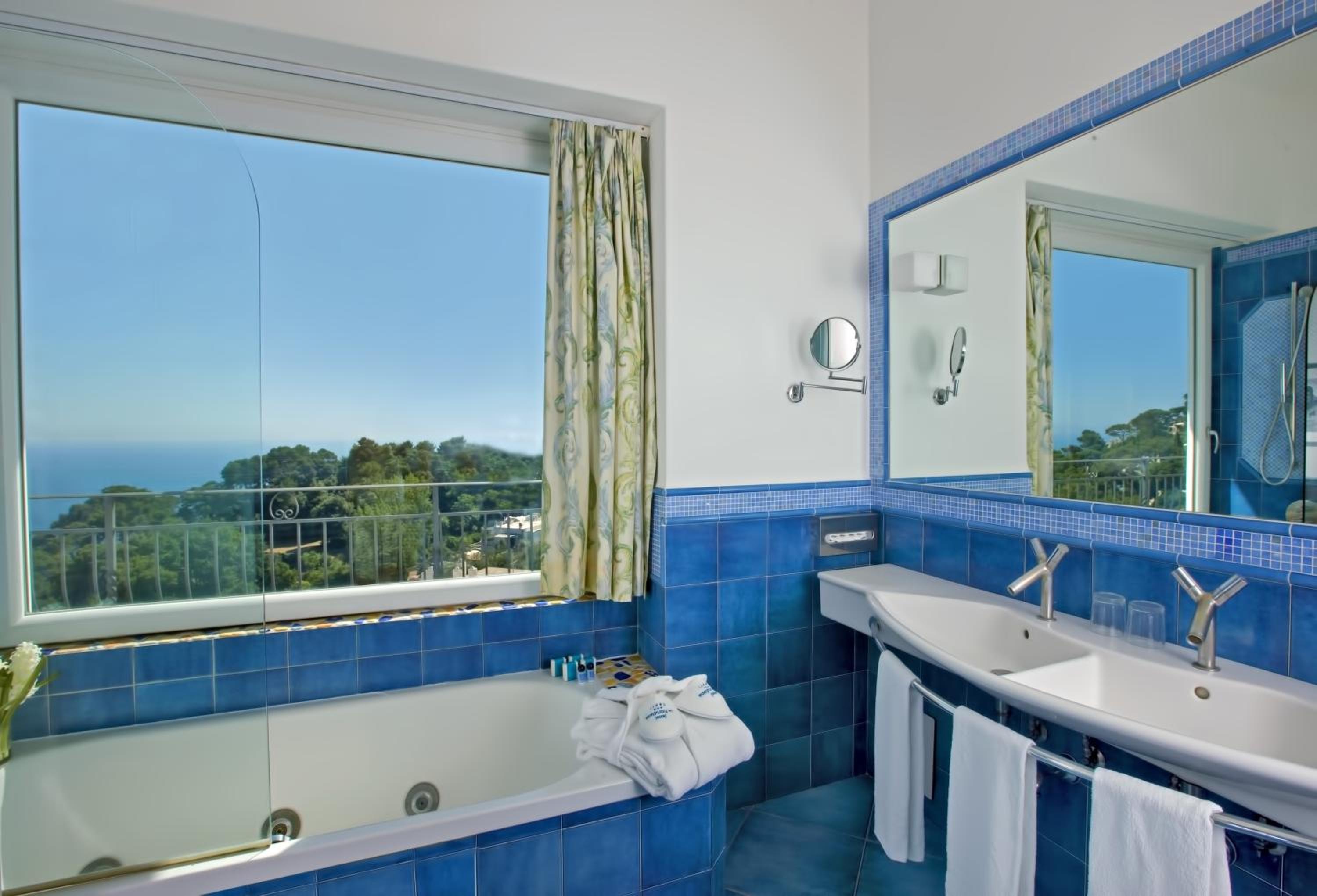 Deluxe Superior Top Floor with Sea View balcony thumbnail 5