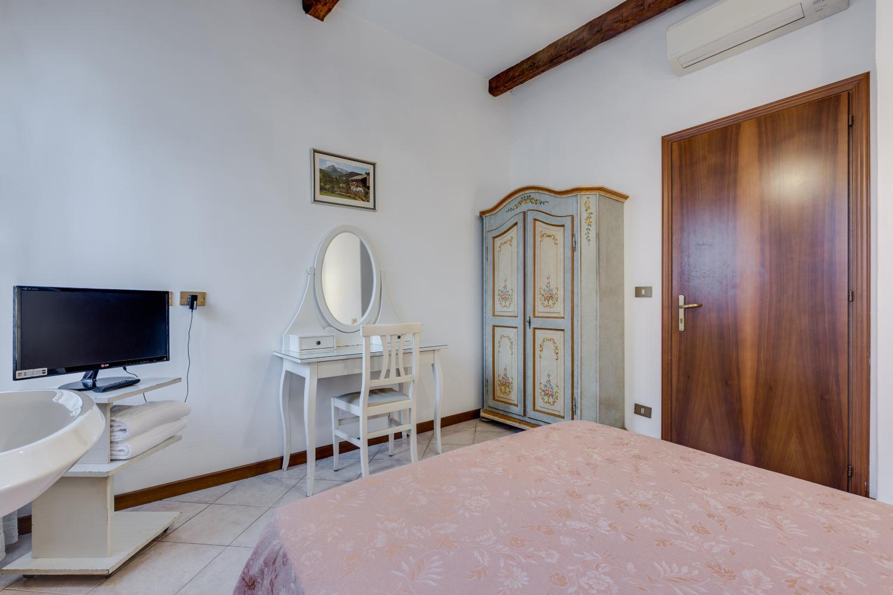 Double or Twin Room with Shared Bathroom photo 2