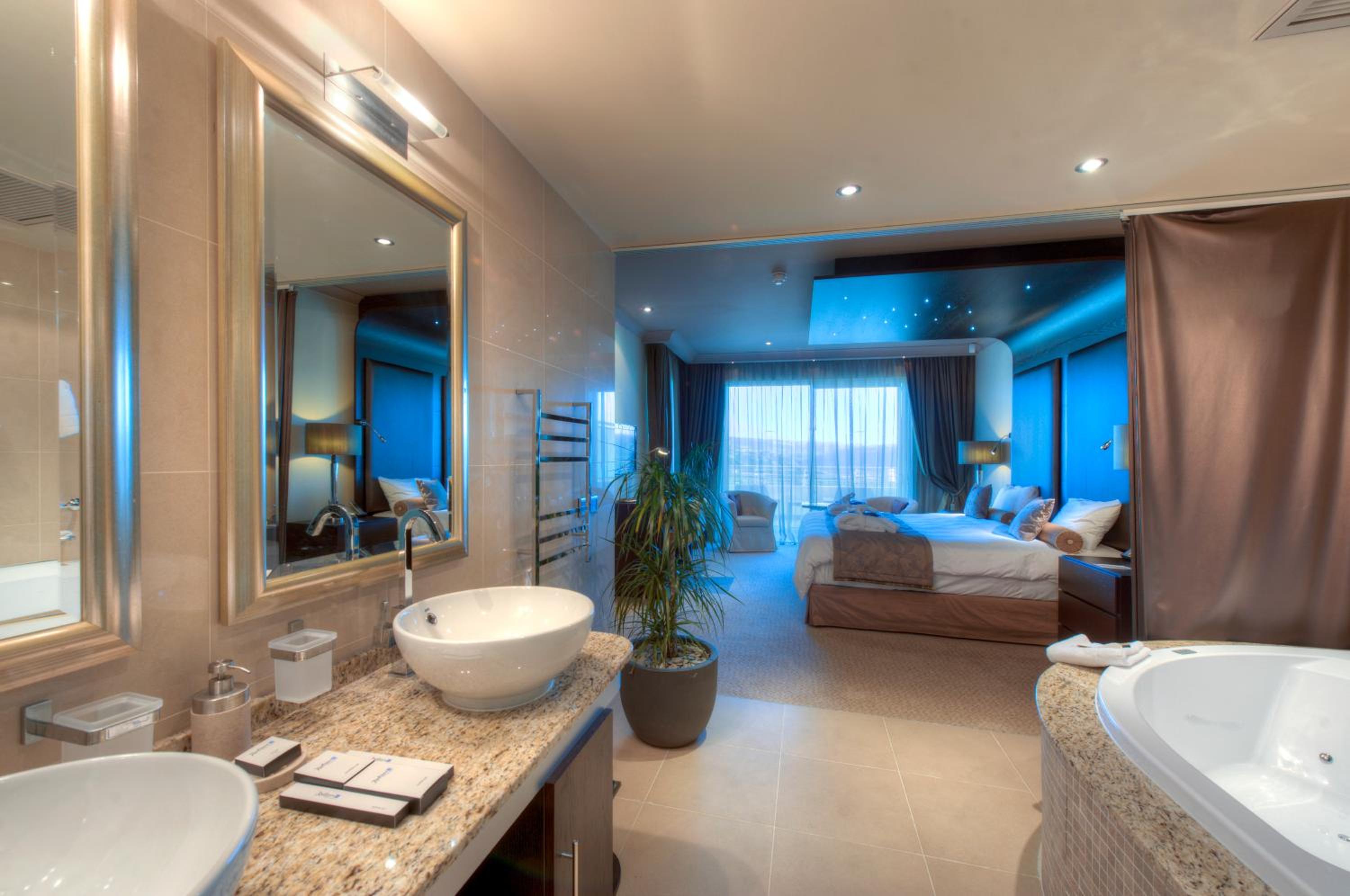 Four-Bedroom Penthouse Suite - Photo 12