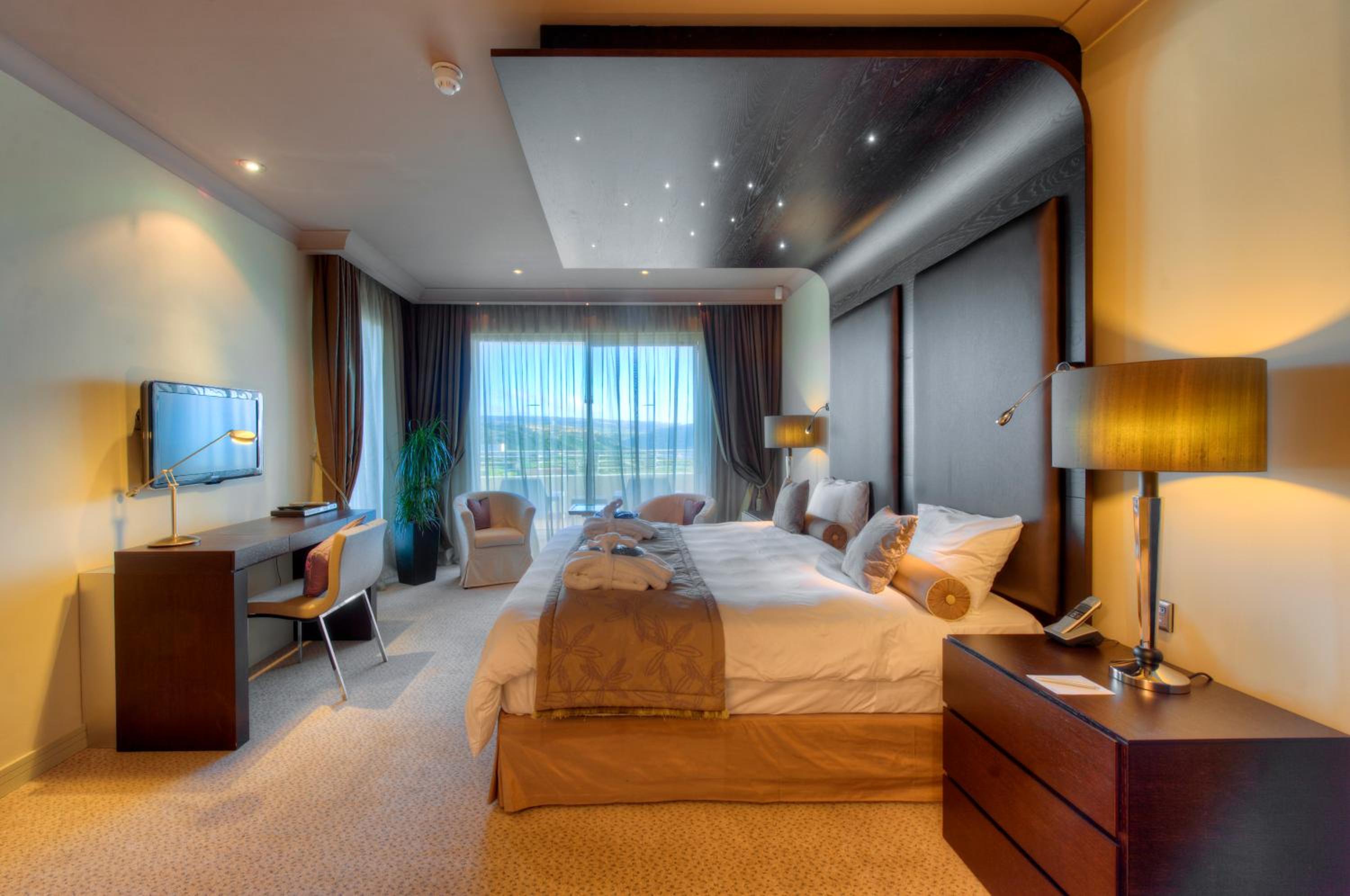 Four-Bedroom Penthouse Suite - Photo 14