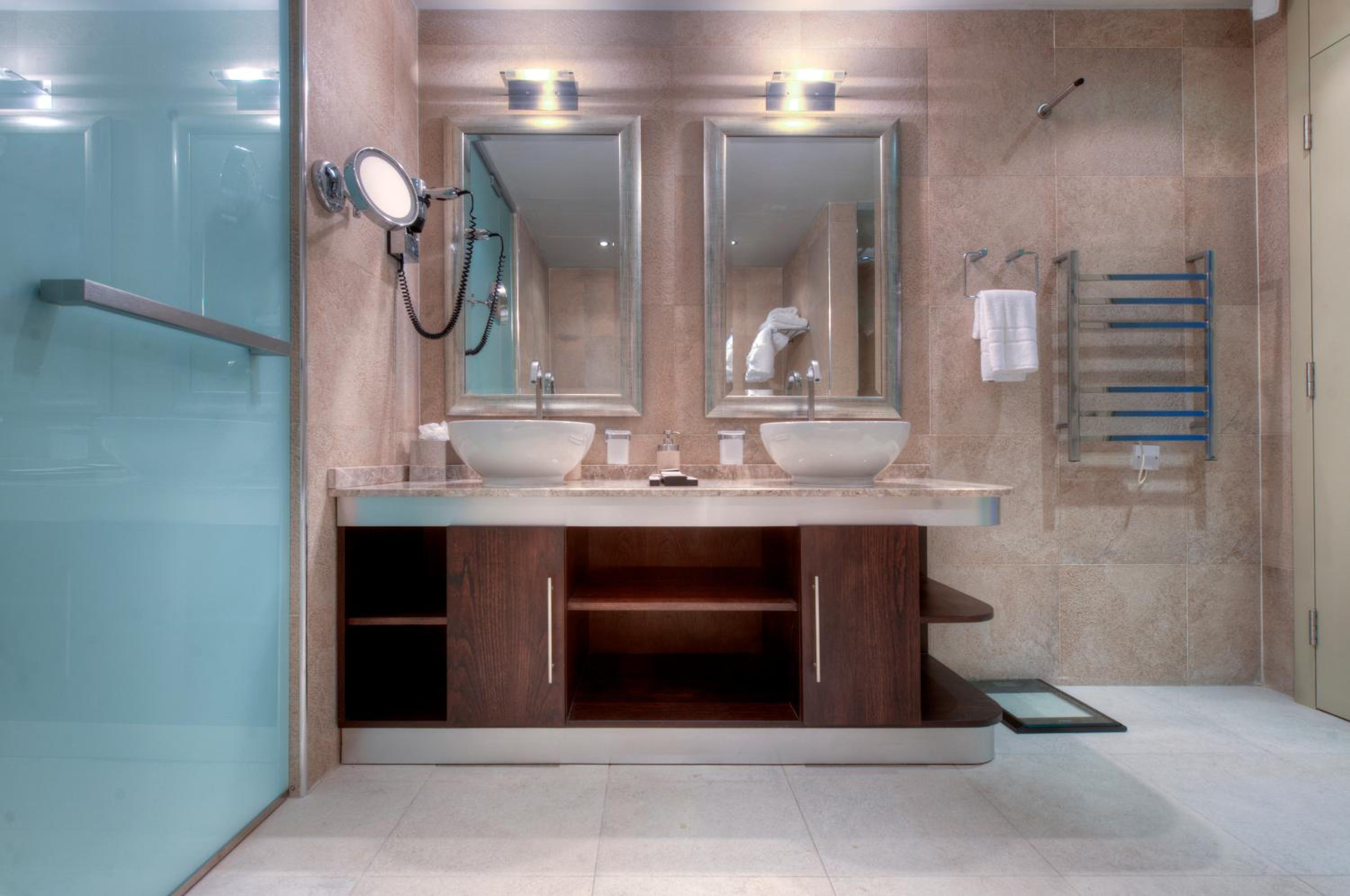Four-Bedroom Penthouse Suite - Photo 15
