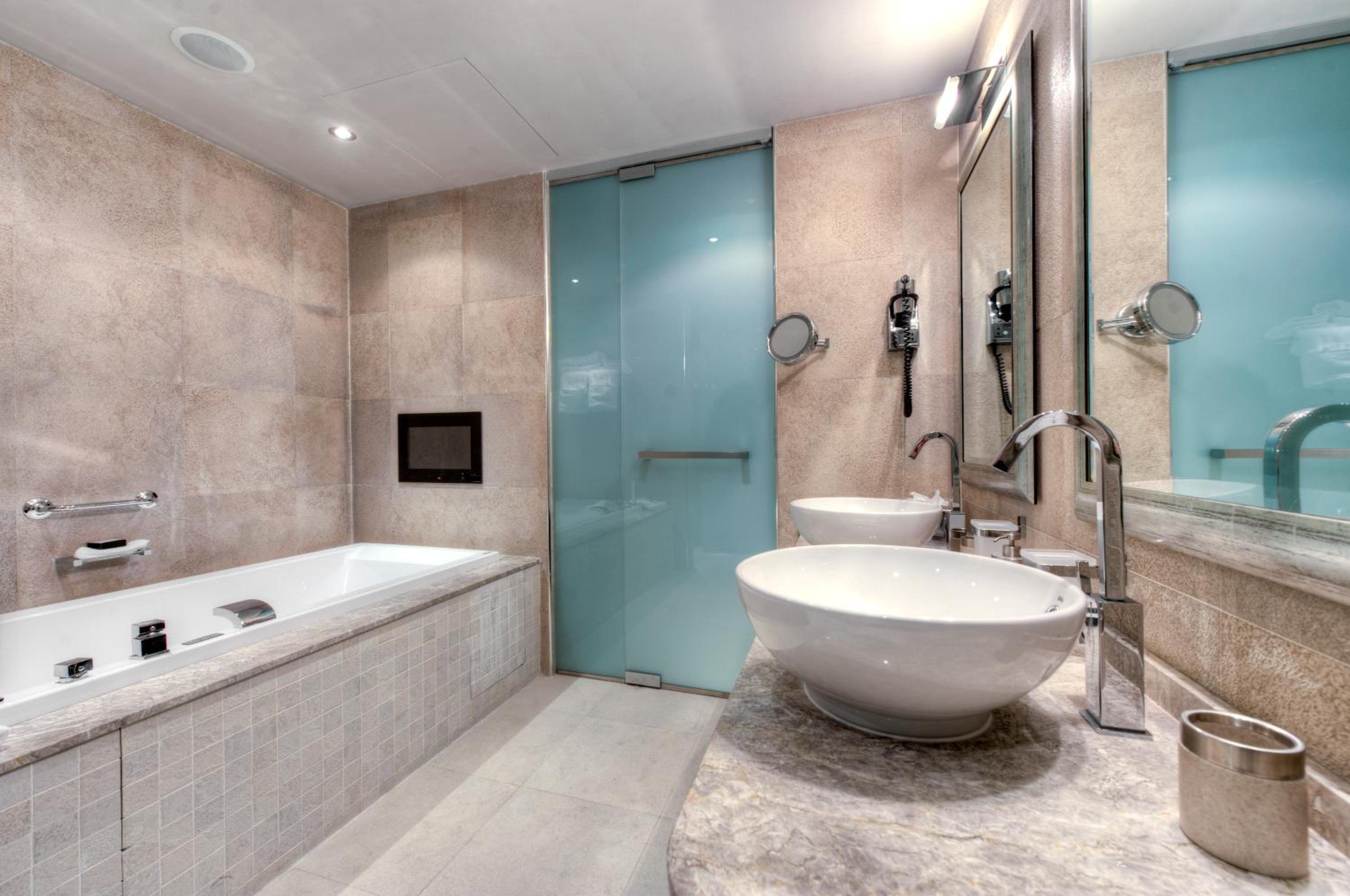 Four-Bedroom Penthouse Suite - Photo 16