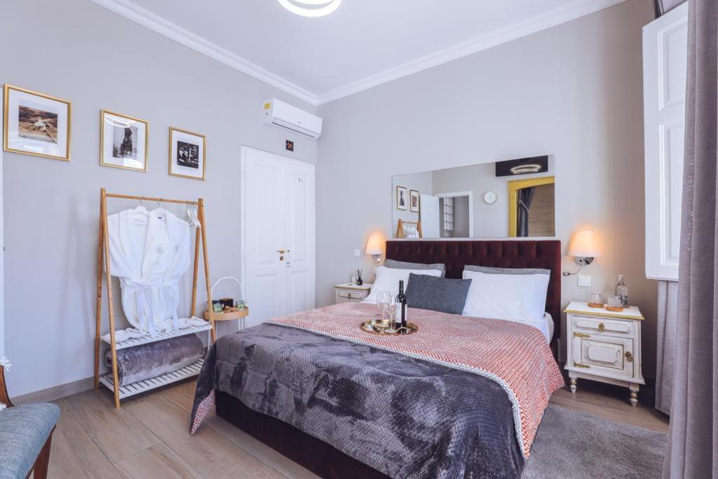 Queen Room with Balcony - Photo 27