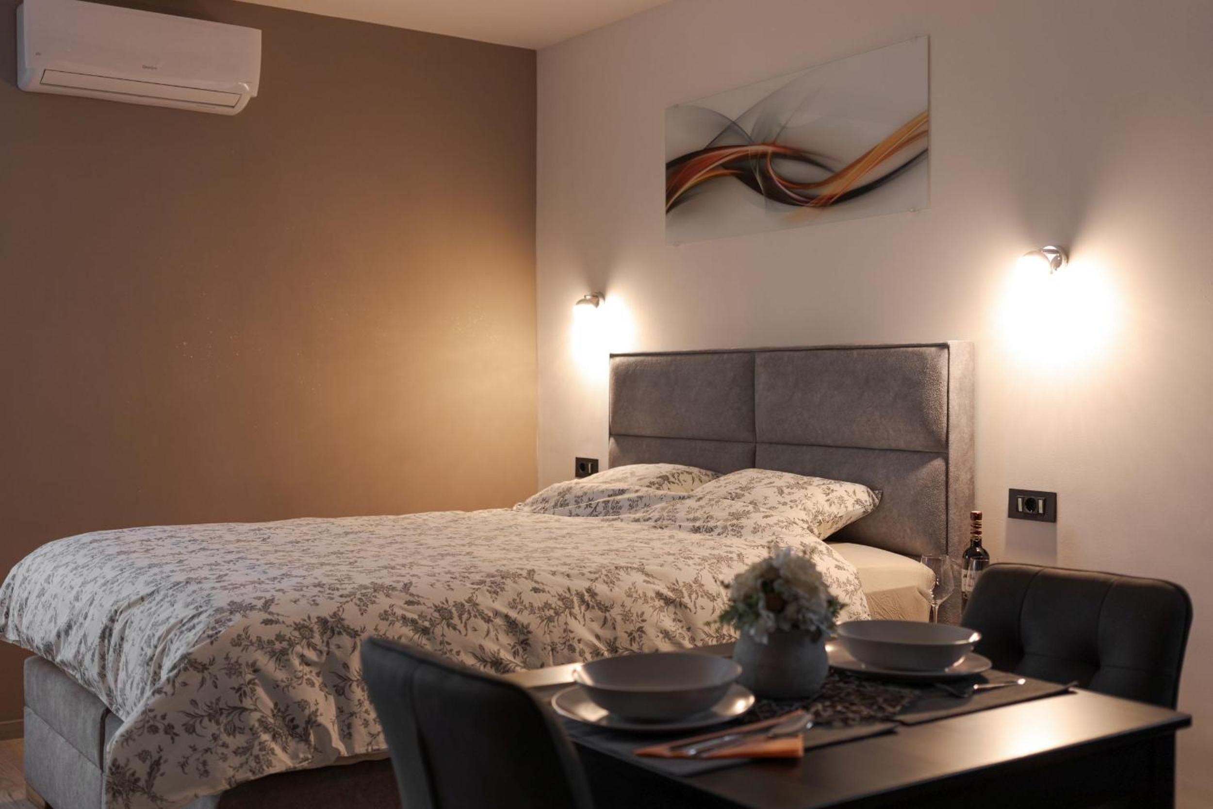 One-Bedroom Apartment - Photo 12