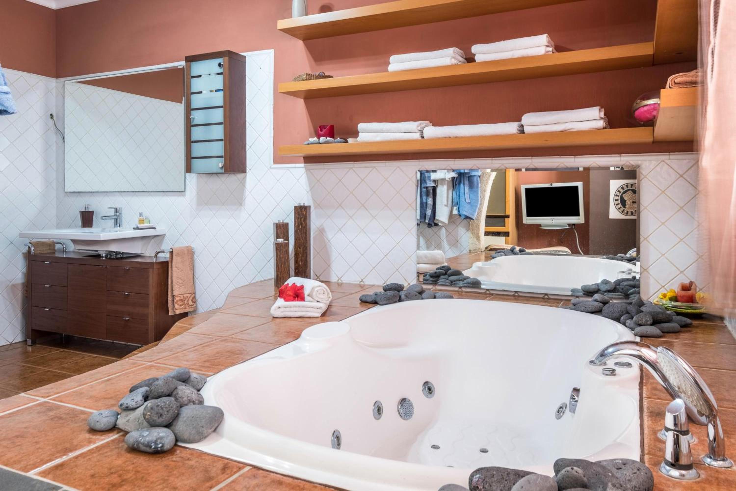 Two-Bedroom Deluxe Apartment with Ocean View thumbnail 6
