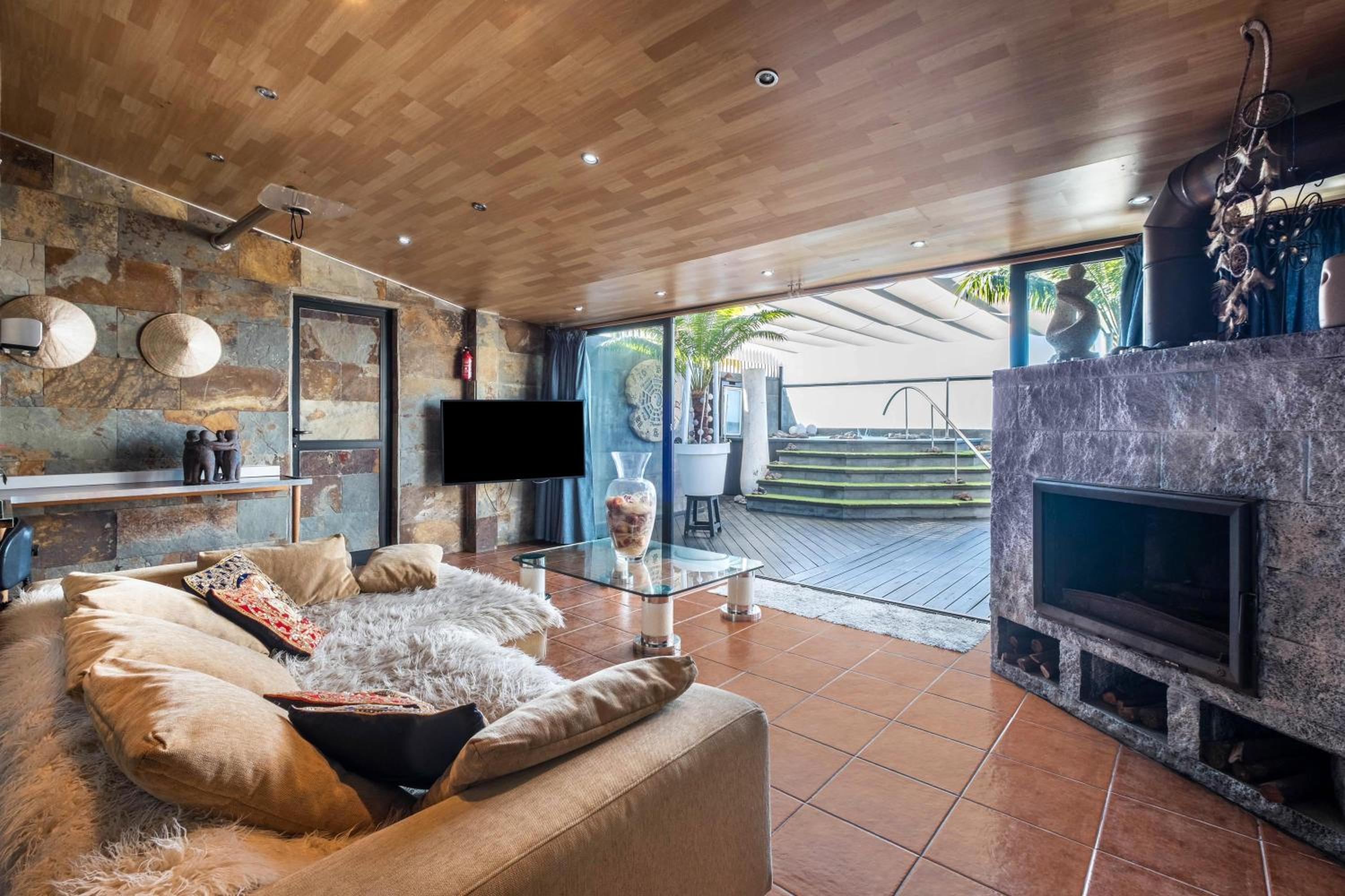 Two-Bedroom Deluxe Apartment with Ocean View thumbnail 6