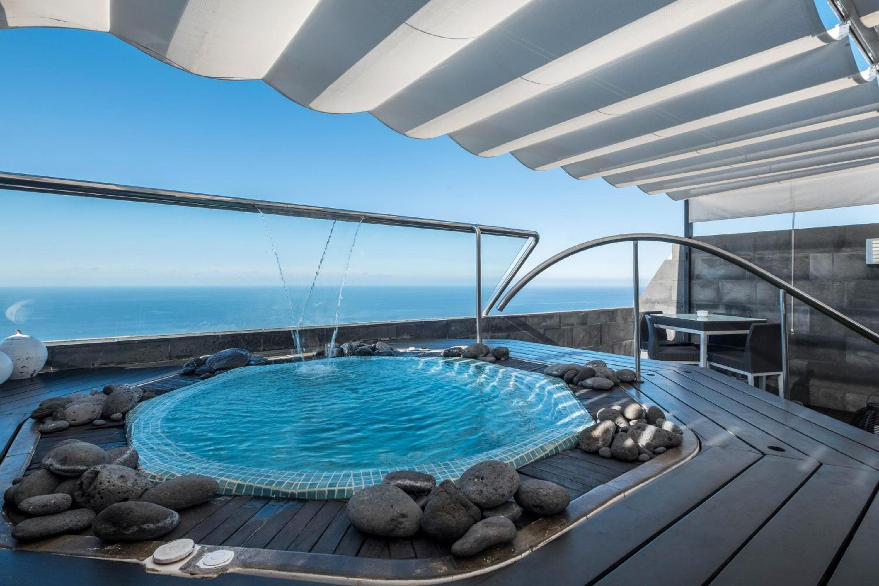 Two-Bedroom Deluxe Apartment with Ocean View thumbnail 5