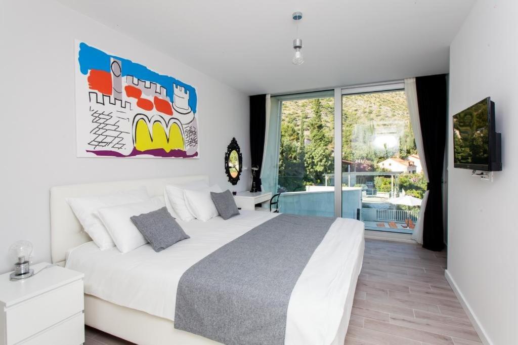 Five-Bedroom Villa with Private Pool and Sea View