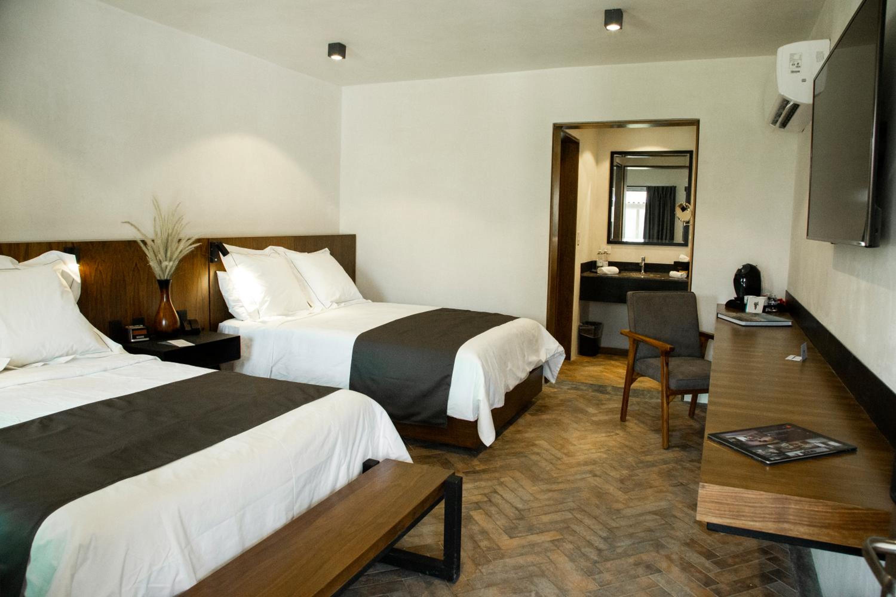 Double Room with Two Double Beds - Photo 2
