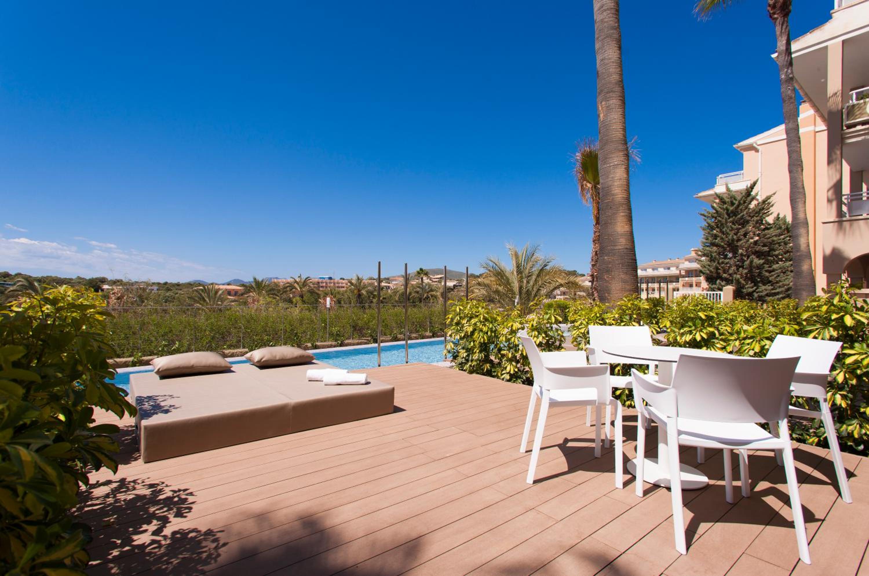 Family Suite Superior with Pool Access thumbnail 5