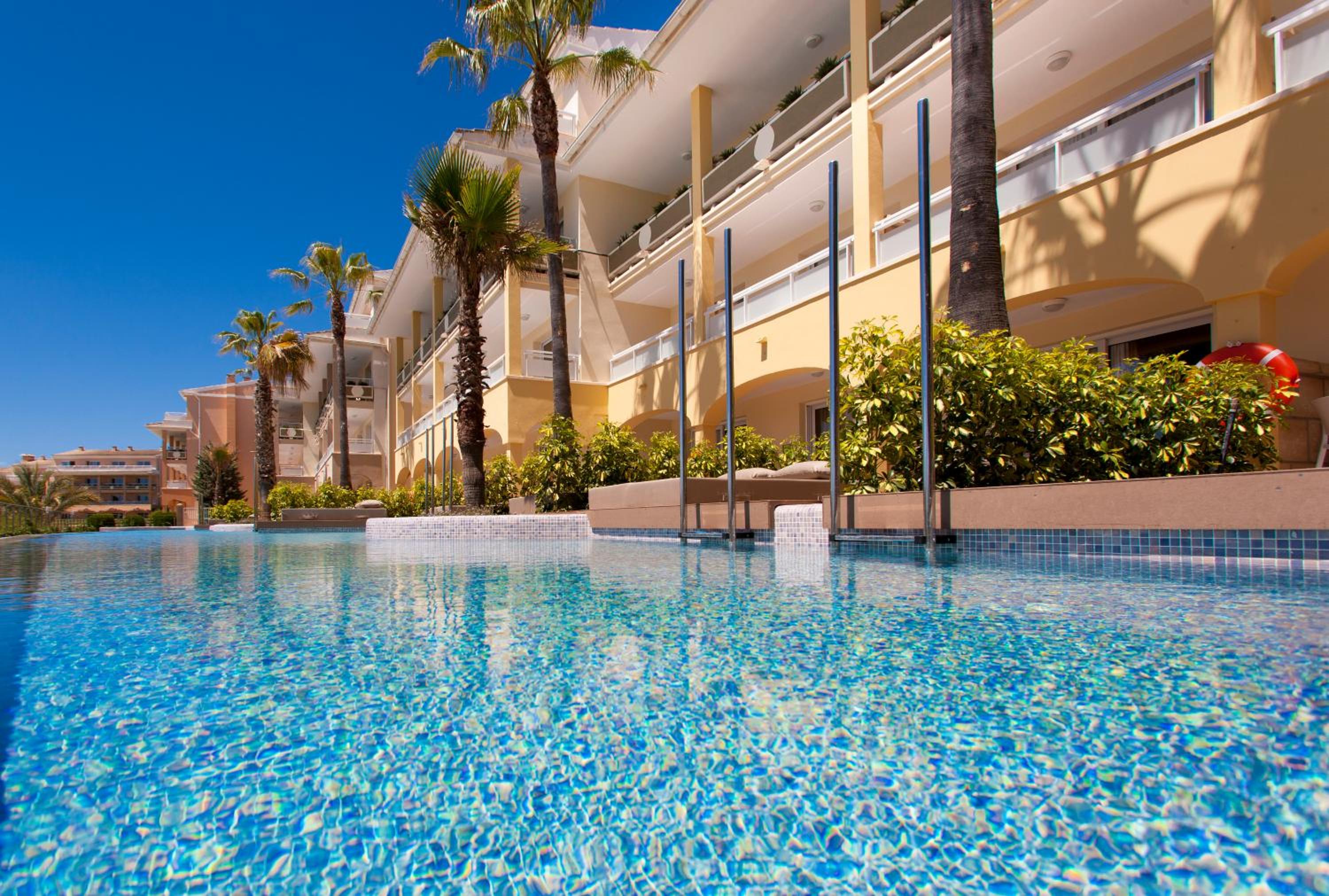 Family Suite Superior with Pool Access thumbnail 6